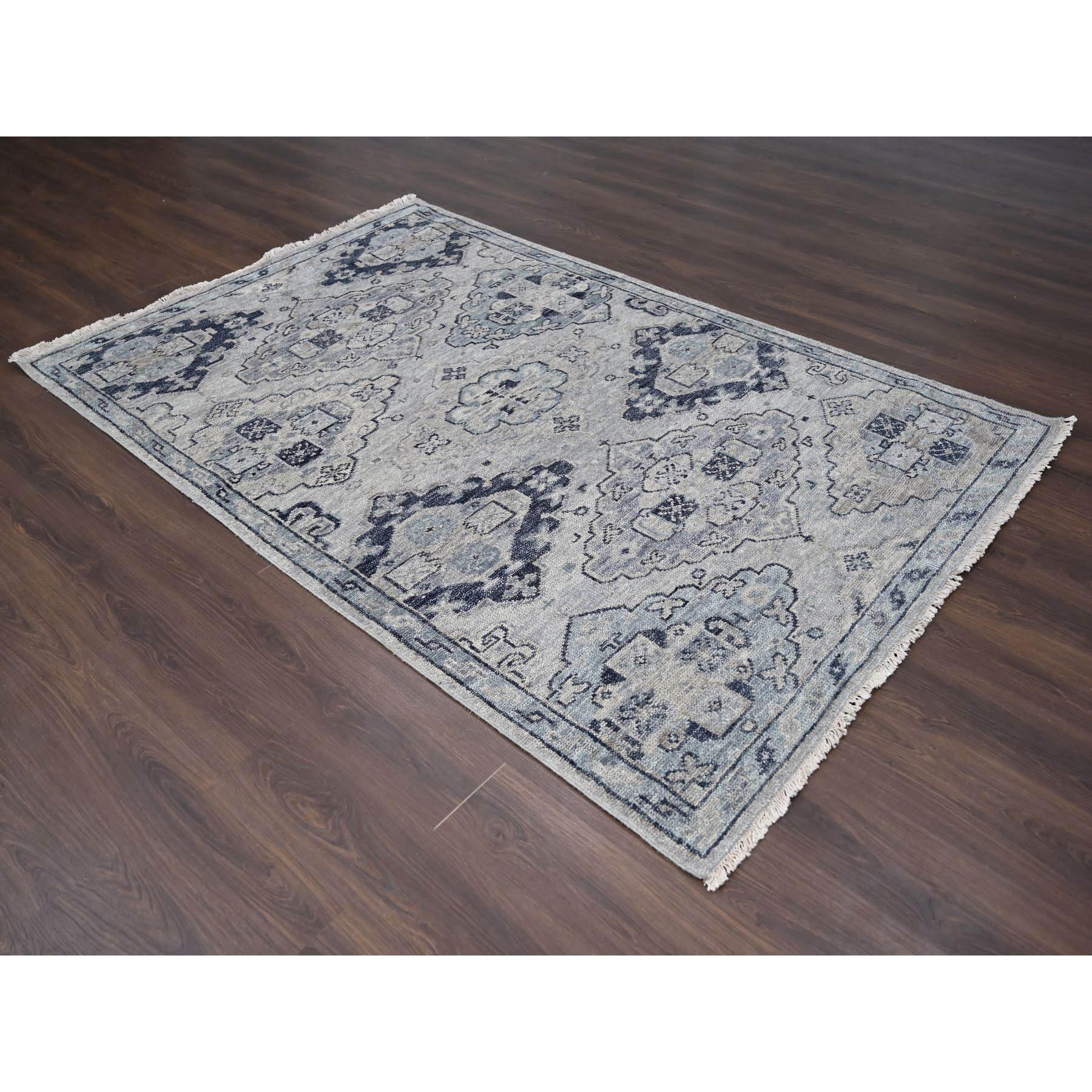 Gris argenté, Laine naturelle nouée à la main, Design Anatolien, Collection Souple Epais et Pelucheux, Tapis d'Orient
Matières premières : Laine
Latex : Pas de poils 
hauteur : 0,25 pouces
Style : Traditionnel
Couleur primaire : Gris
Couleurs