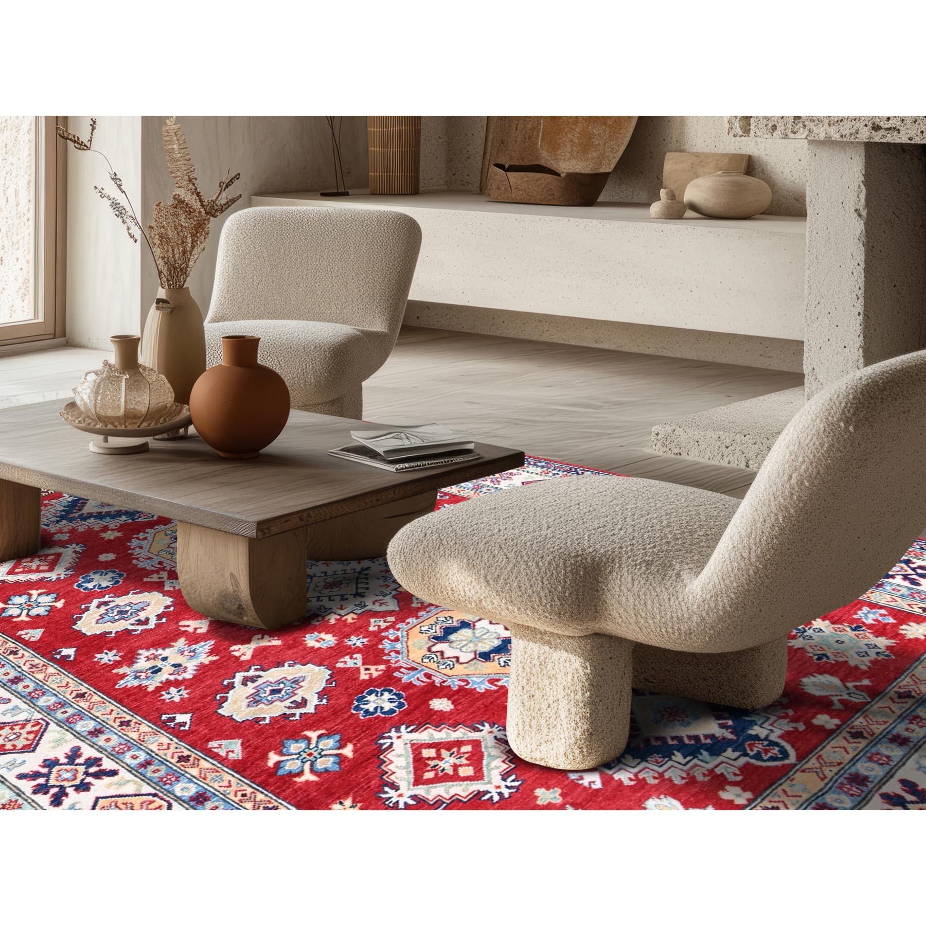Rouge cramoisi, Kazak avec design géométrique en médaillons, laine douce et brillante, nouée à la main, tissage plus dense, teintures végétales, tapis d'Orient
Matières premières : Laine
Latex : Pas de poils 
hauteur : 0,25 pouces
Style :