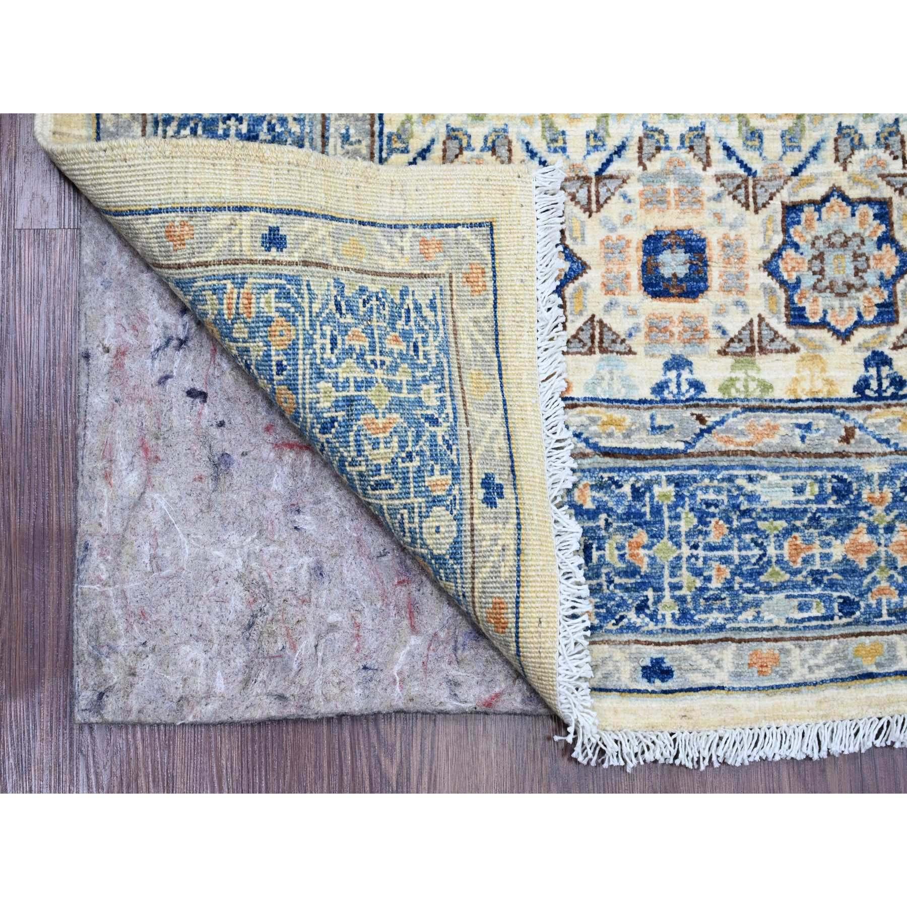 Perlweiß, 14. Jahrhundert Mamluken-Dynastie-Muster mit Stern-Medaillon-Muster, handgeknüpft, lebendige und weiche Wolle, natürliche Farbstoffe, Orientteppich
Primäre MATERIALIEN: Wolle
Latex: Kein Flor 
Höhe: 0,25 Zoll
Stil: Traditionell
Grundfarbe: