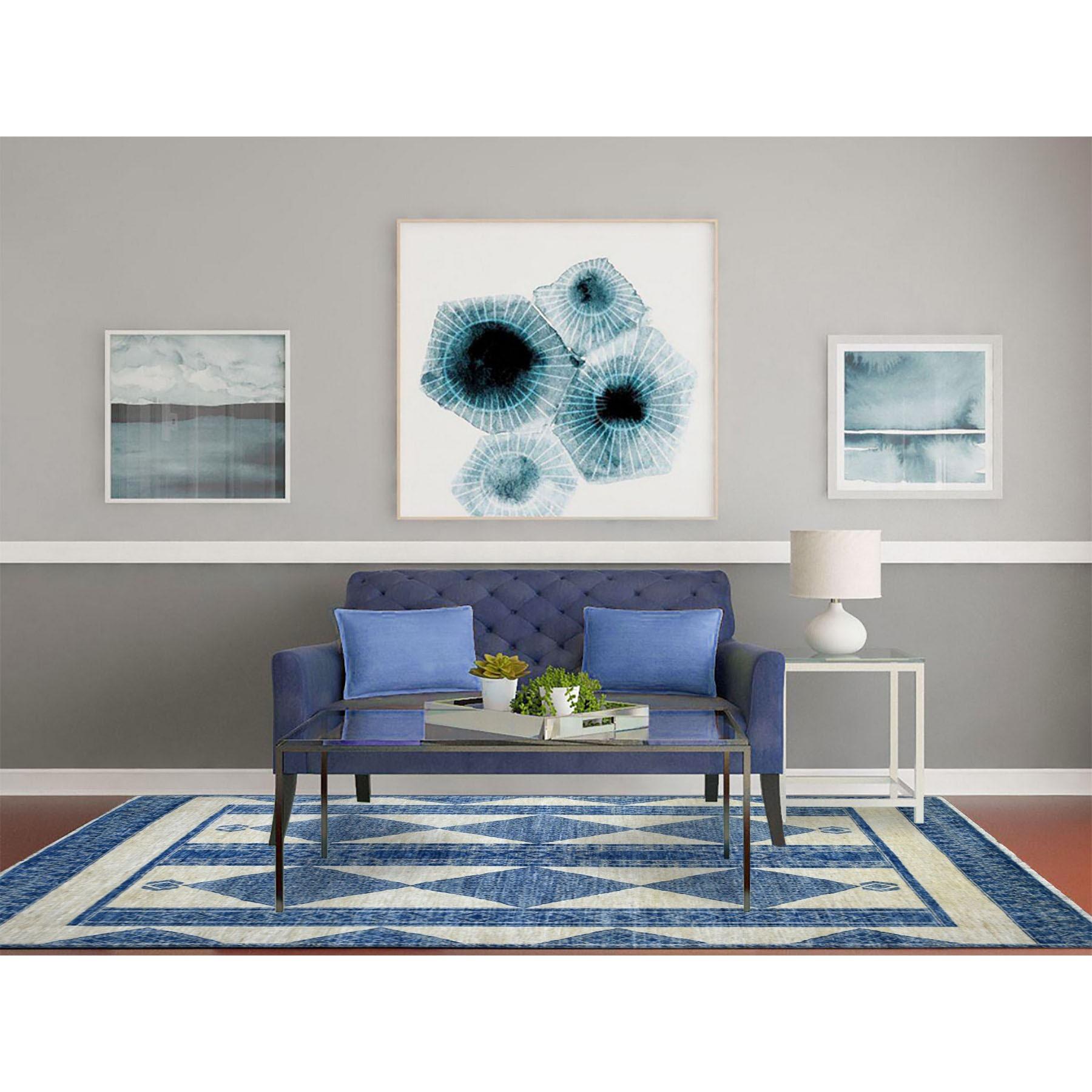 Denimblauer, feiner Peshawar mit komplizierten geometrischen Motiven, handgeknüpft, dicht gewebt, weicher und glänzender Orientteppich aus Wolle
Primäre MATERIALIEN: Wolle
Latex: Kein Flor 
Höhe: 0,25 Zoll
Stil: Transitional
Grundfarbe: