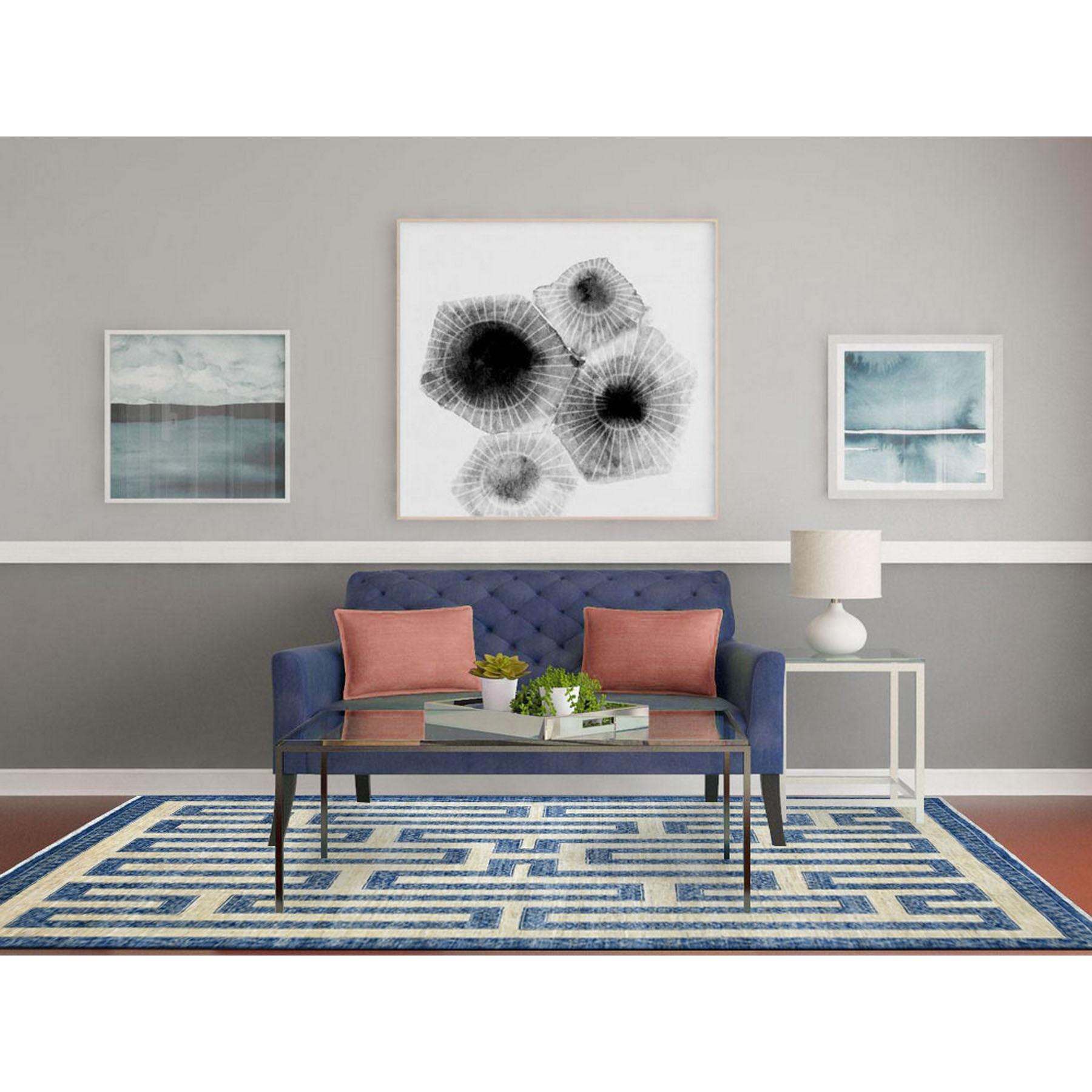 Il s'agit d'un véritable tapis d'Orient, unique en son genre, en laine souple et flexible, noué à la main, à motifs de labyrinthe bleu denim et d'influence berbère. Il a été noué pendant des mois et des mois selon des techniques de tissage