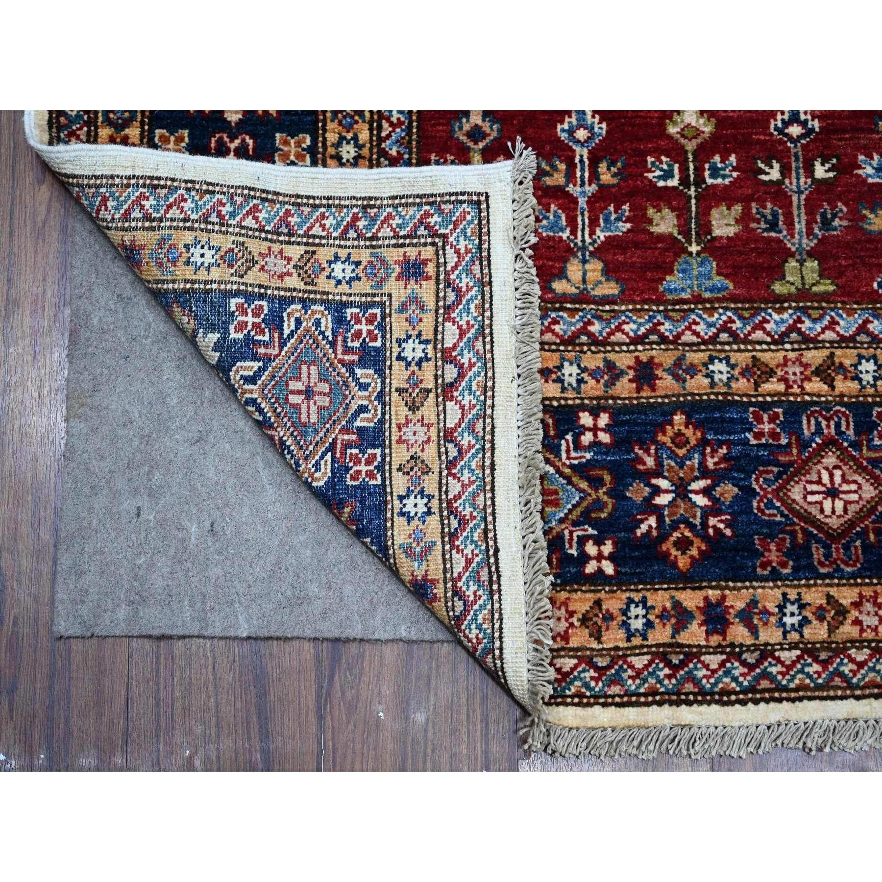Dies ist ein echter, einzigartiger afghanischer Super Kazak, handgeknüpft, reine Wolle, Orientteppich. Es wurde monatelang von erfahrenen Kunsthandwerkern in jahrhundertealten Webtechniken geknüpft.
Primäre MATERIALIEN: Wolle
Latex: Kein Flor 
Höhe: