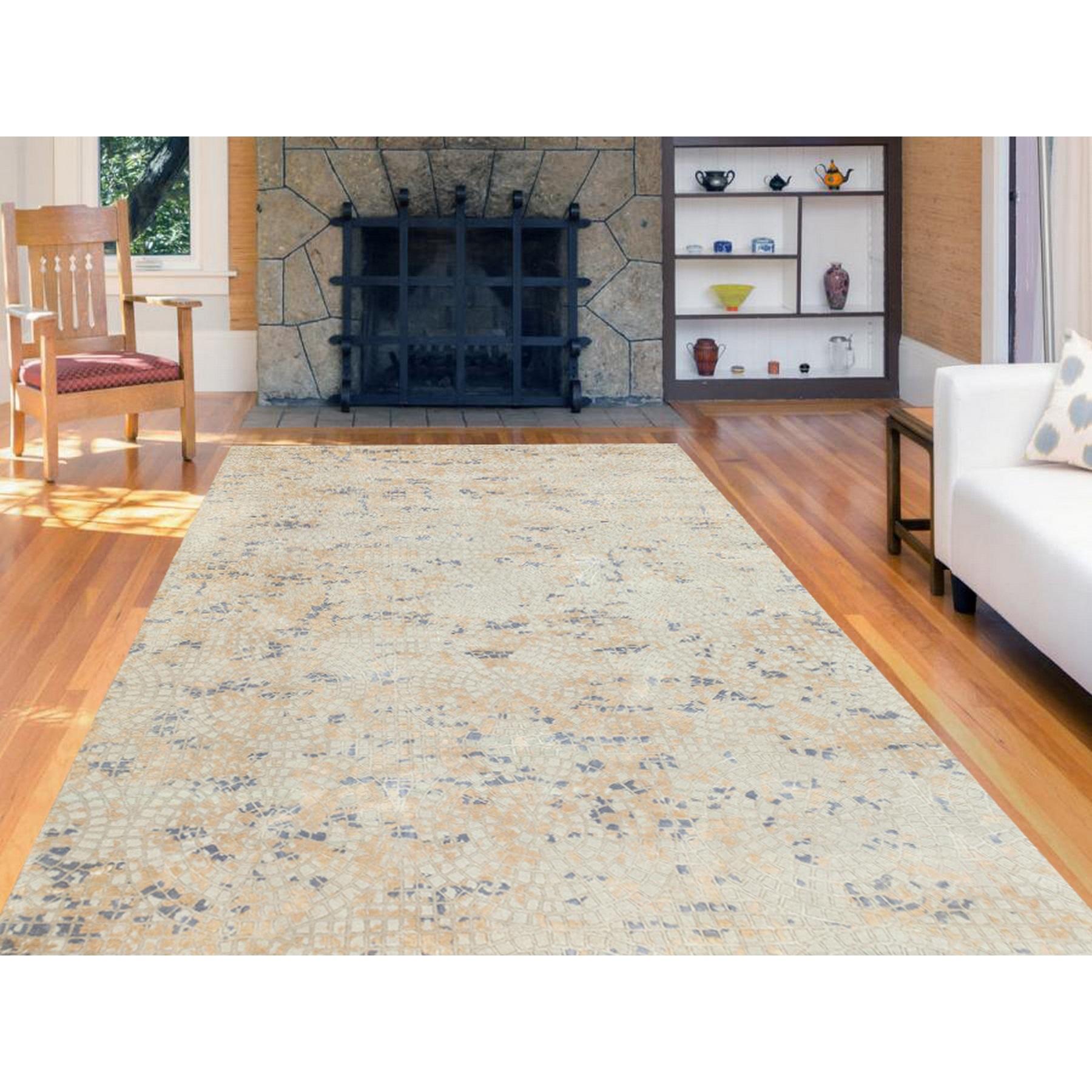 Il s'agit d'un véritable tapis d'Orient moderne noué à la main, unique en son genre, en laine grise et soie pure, avec un design en mosaïque. Il a été tissé pendant des mois et des mois selon les techniques séculaires de l'artisanat persan par des