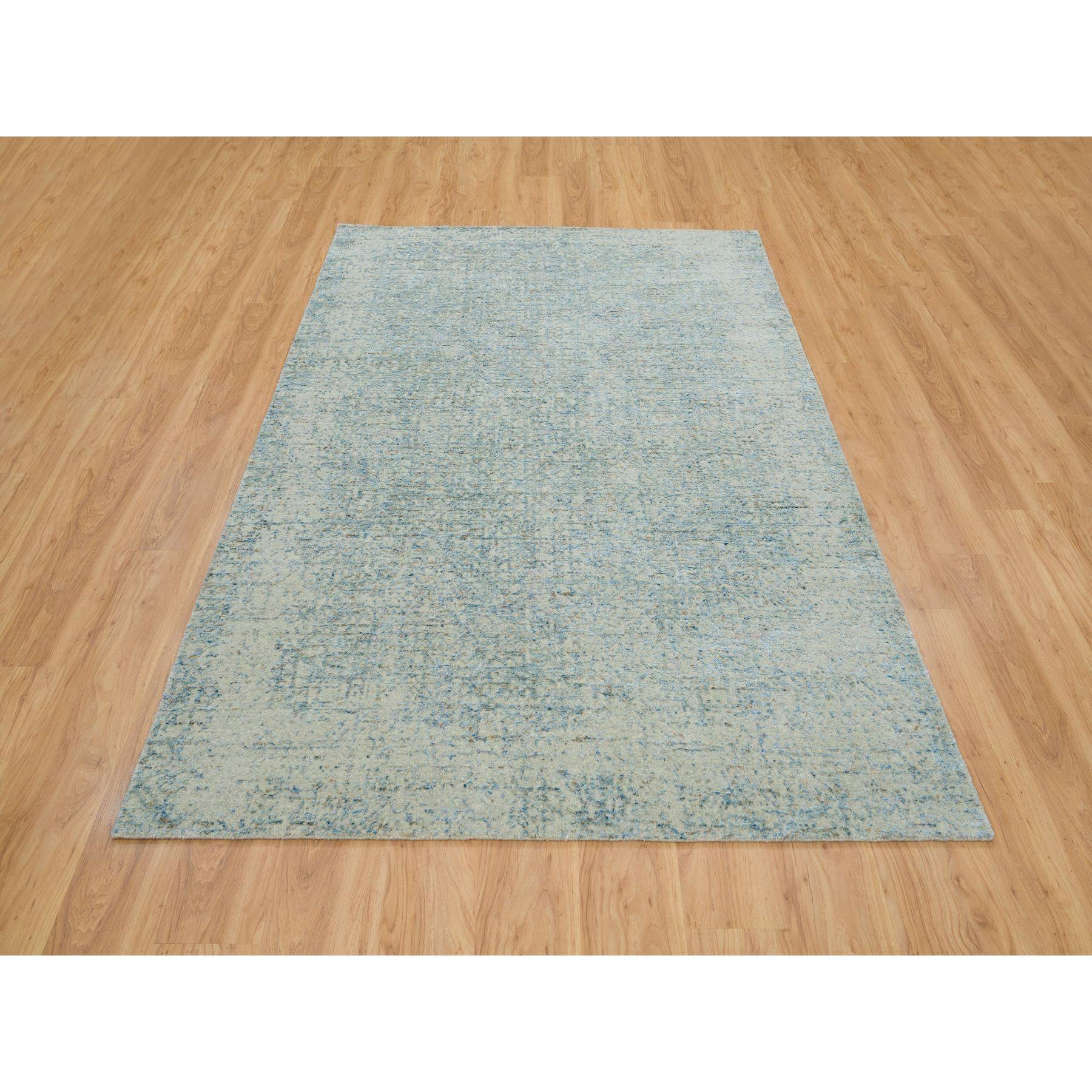 Grau mit einem Hauch von Blau, Wolle und Seide auf Pflanzenbasis, moderner Jacquard-Teppich, handgewebt, weich im Griff, Orientteppich 
Primäre MATERIALIEN: Wolle & Seide
Latex: Kein Flor 
Höhe: 0,25 Zoll
Stil: Lässig
Grundfarbe: Grau
Sekundäre