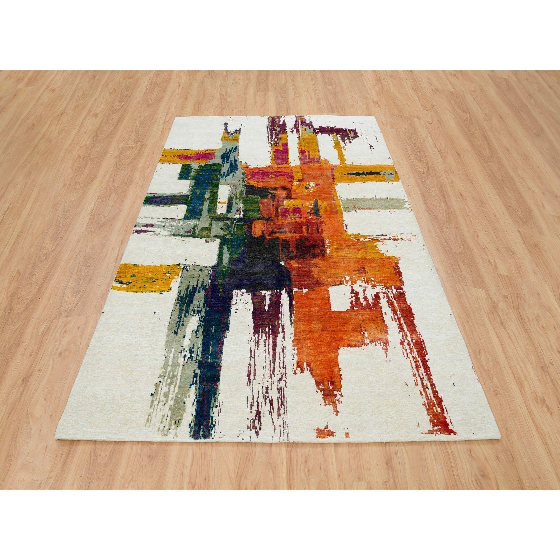 Il s'agit d'un véritable tapis d'Orient noué à la main, unique en son genre, au motif moderne abstrait avec des coups de pinceau, en laine et soie. Il a été noué pendant des mois et des mois selon des techniques de tissage séculaires par des