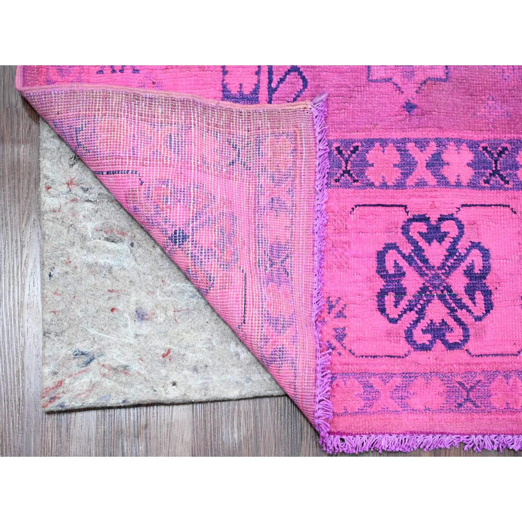 Fuscia Pink, noué à la main, Kazak surteint avec un motif d'étoiles all over, 100% laine, tapis d'Orient
Matières premières : Laine
Latex : Pas de poils 
hauteur : 0,25 pouces
Style : Traditionnel
Couleur primaire : rose
Couleurs secondaires :