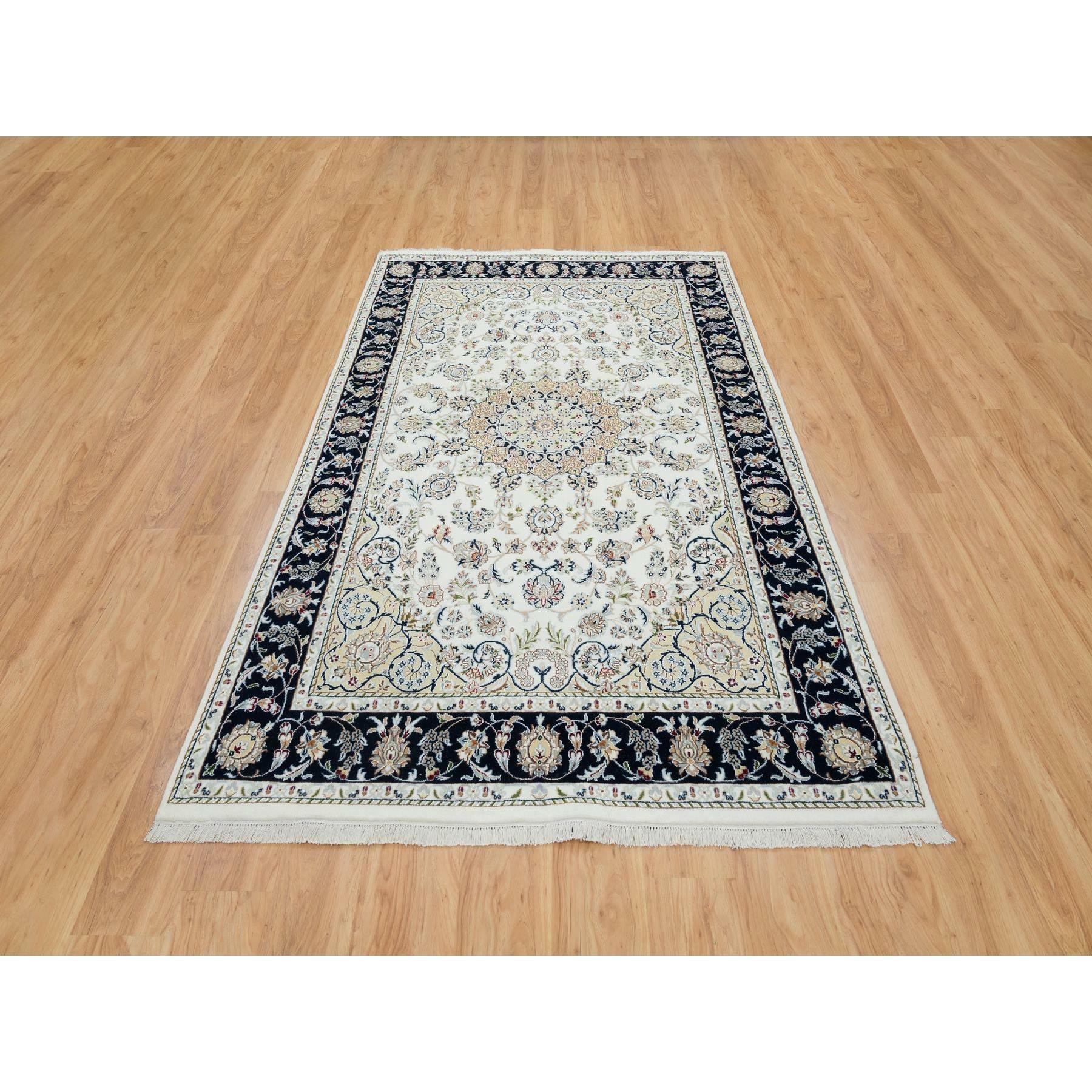 Avorio, Lana naturale annodata a mano, Nain con medaglione centrale a fiori, 250 KPSI Tessuto fitto, Tappeto orientale
Materiali primari: Lana 
Lattice: No Pile 
altezza: 0,25 pollici
Stile: Tradizionale
Colore primario: Avorio
Colori secondari: