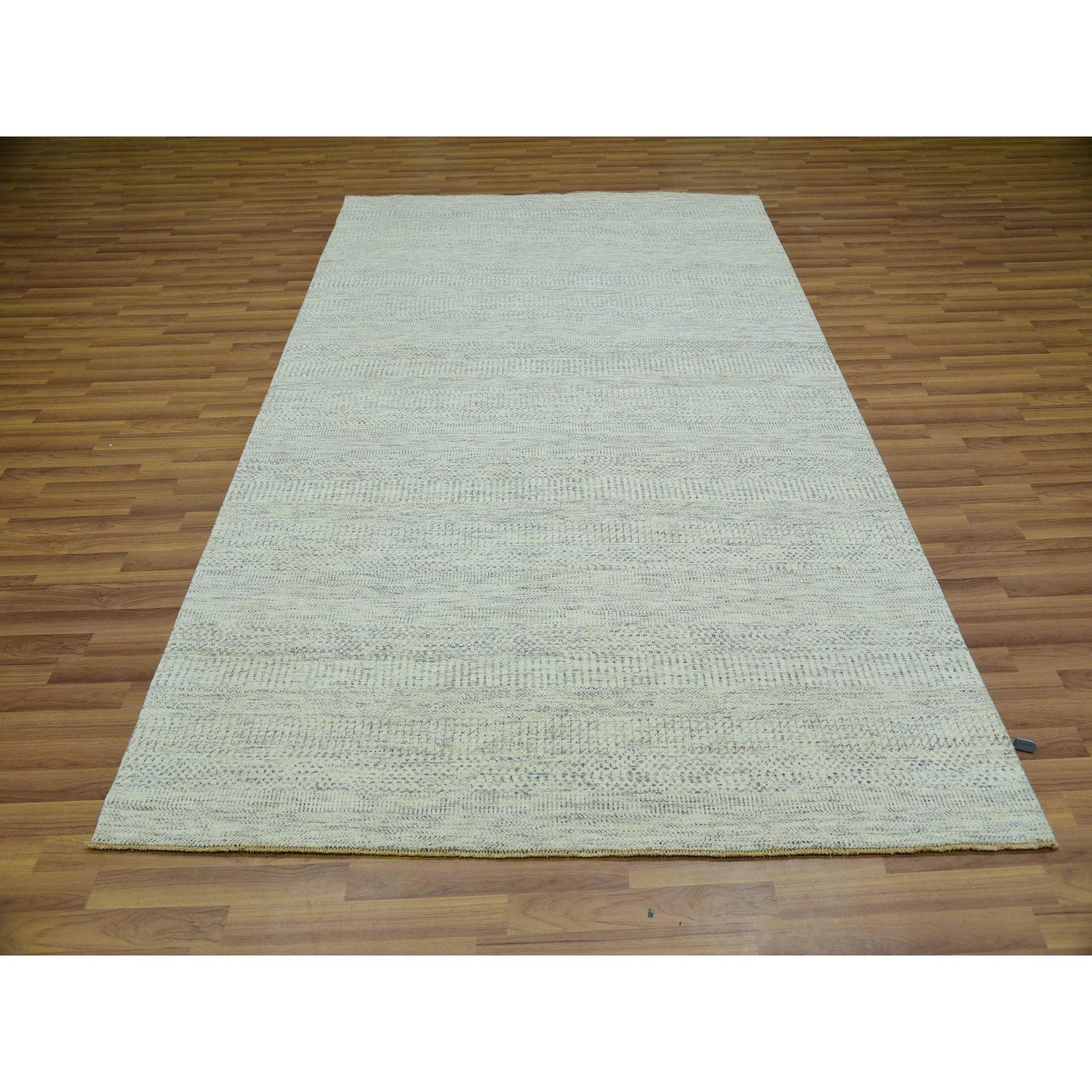 Se trata de una auténtica alfombra oriental de diseño moderno de hierba, lana pura, anudada a mano, tono sobre tono. Ha sido anudada durante meses y meses con técnicas artesanales de tejido centenarias por artesanos.
Materiales primarios: