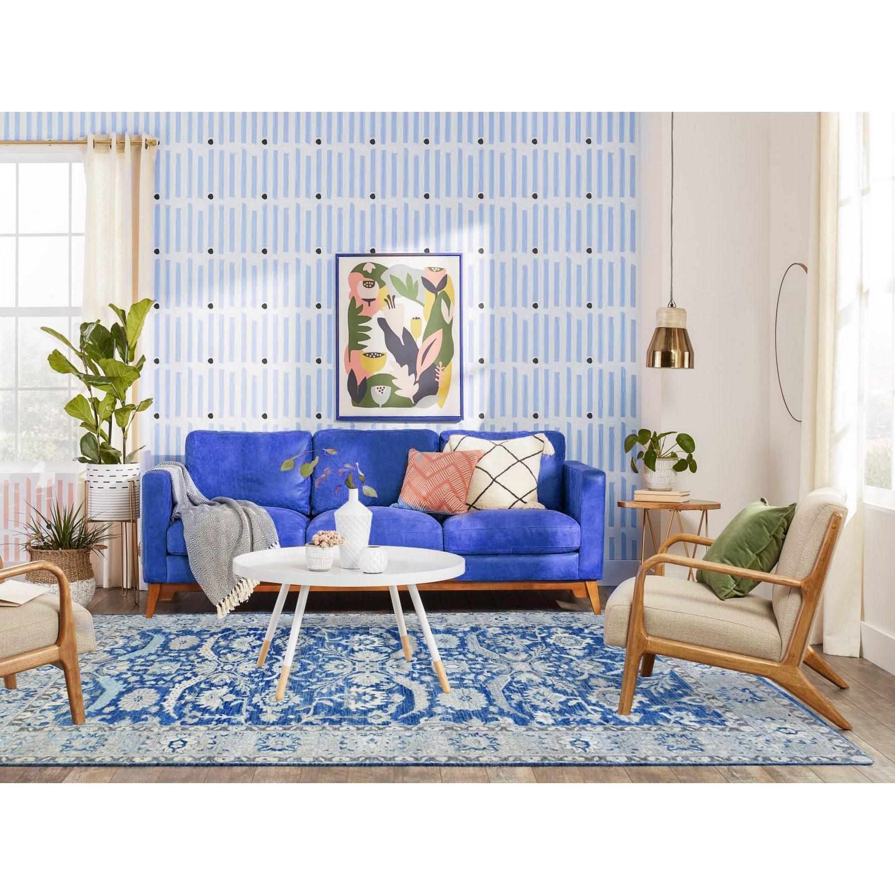 Il s'agit d'un véritable tapis d'Orient bleu saphir, en pure laine, noué à la main, Peshawar plus fin avec un design Mahal, densément tissé avec des teintures naturelles. Il a été noué pendant des mois et des mois selon les techniques artisanales de