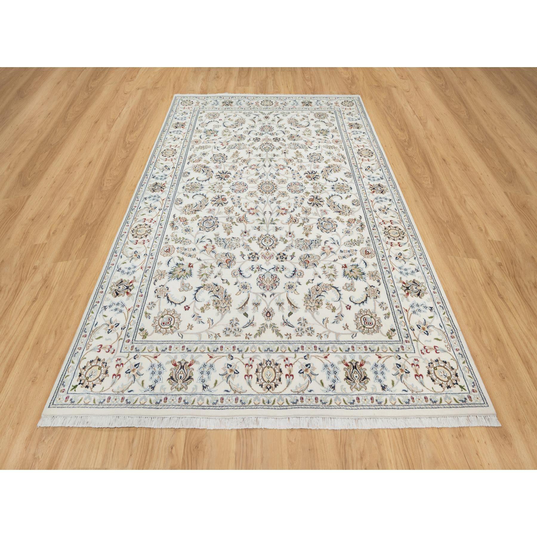 Blanco Natural, Anudada a Mano, Diseño Floral Nain All Over, 250 KPSI, Lana y Seda, Alfombra Oriental
Materiales primarios: Lana y seda
Látex: Sin pelo 
altura: 0,25 Pulgadas
Estilo: Tradicional
Color principal: Marfil
Colores secundarios: Marrón,