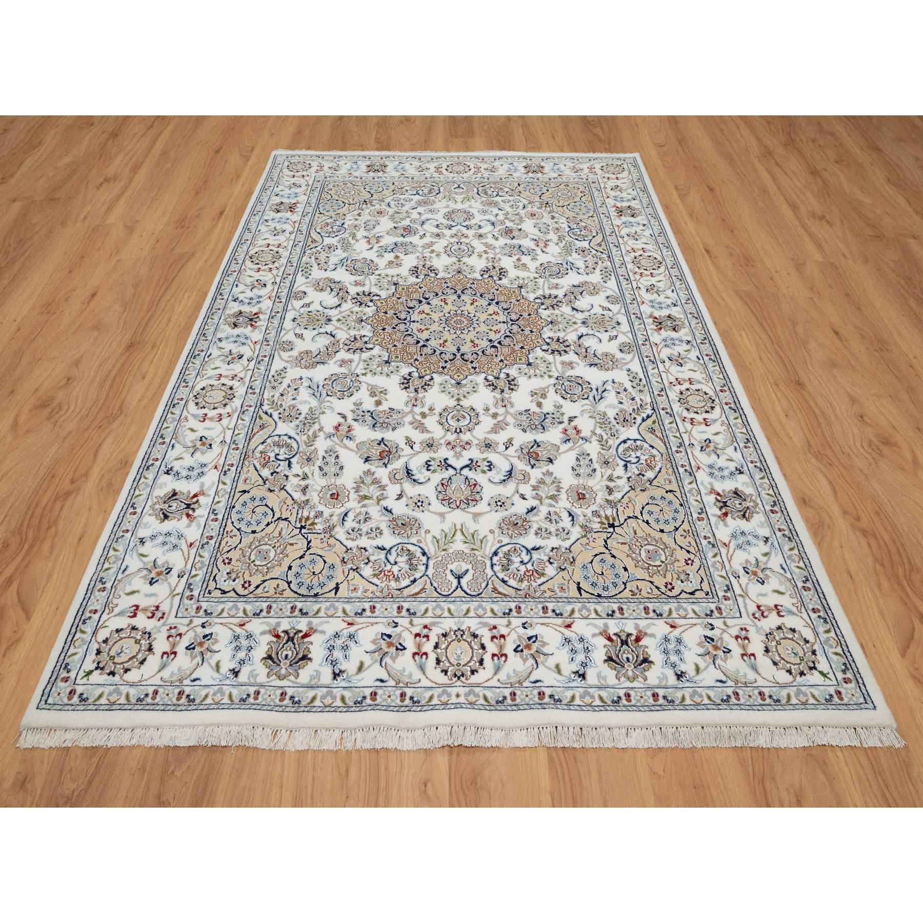Blanc nacré, 250 KPSI, noué à la main, Nain avec motif de médaillon de fleurs, laine et soie, tapis d'Orient
Matériaux primaires : Laine et soie
Latex : Pas de poils 
hauteur : 0,25 pouces
Style : Traditionnel
Couleur primaire : Ivoire
Couleurs