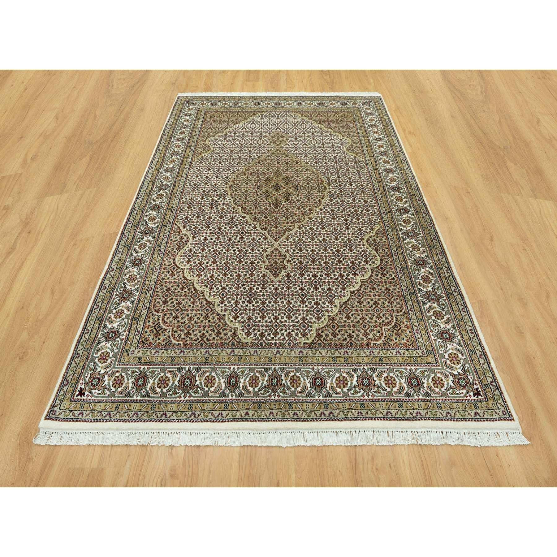 Si tratta di un autentico tappeto orientale Tabriz Mahi con medaglione a forma di pesce, annodato a mano. È stato annodato per mesi e mesi con tecniche di tessitura secolari da parte di artigiani.
Materiali primari: Lana
Lattice: No Pile 
altezza: