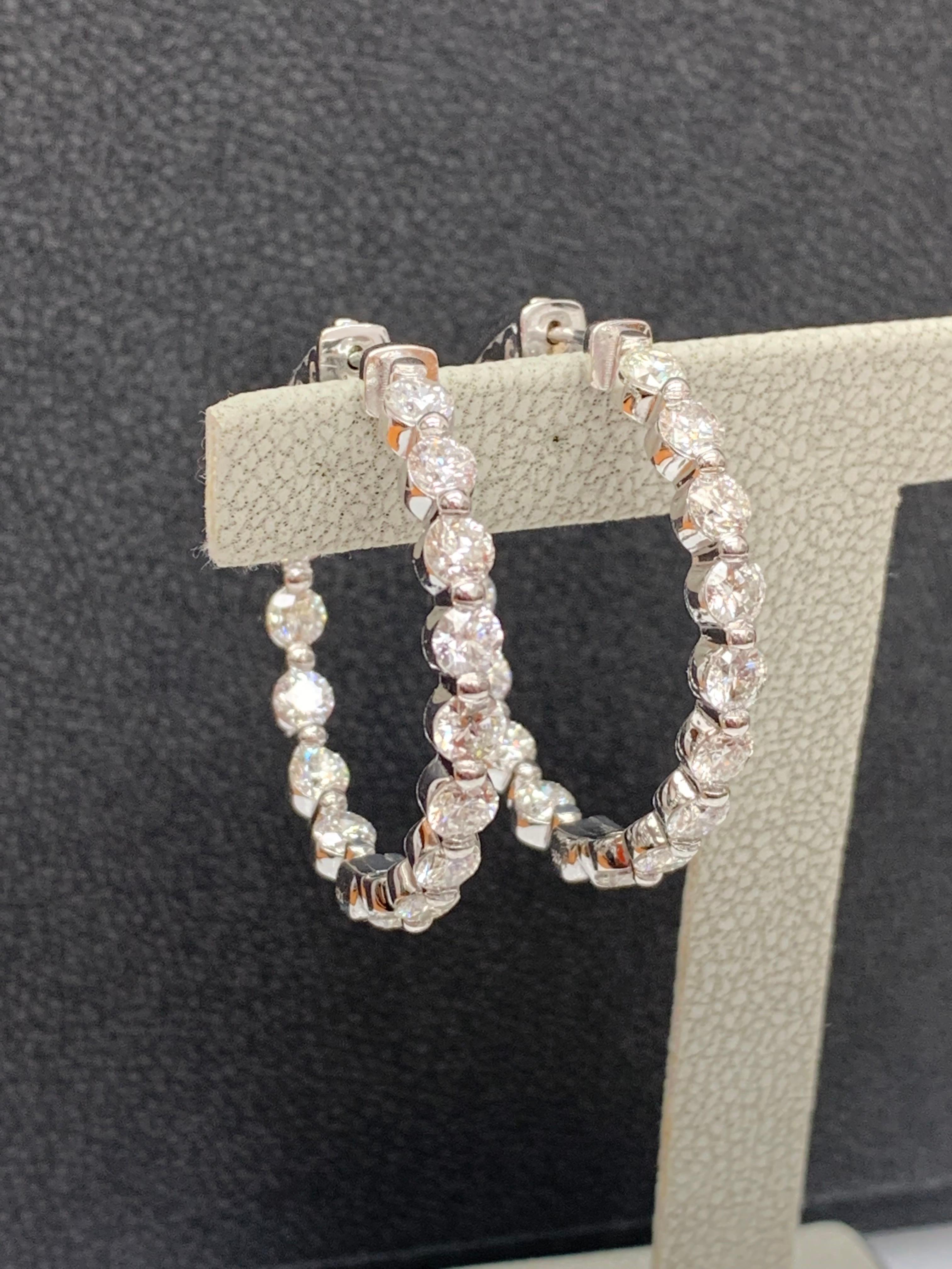 Boucles d'oreilles avec diamants ronds de 5,11 carats en or blanc 14K en vente 1