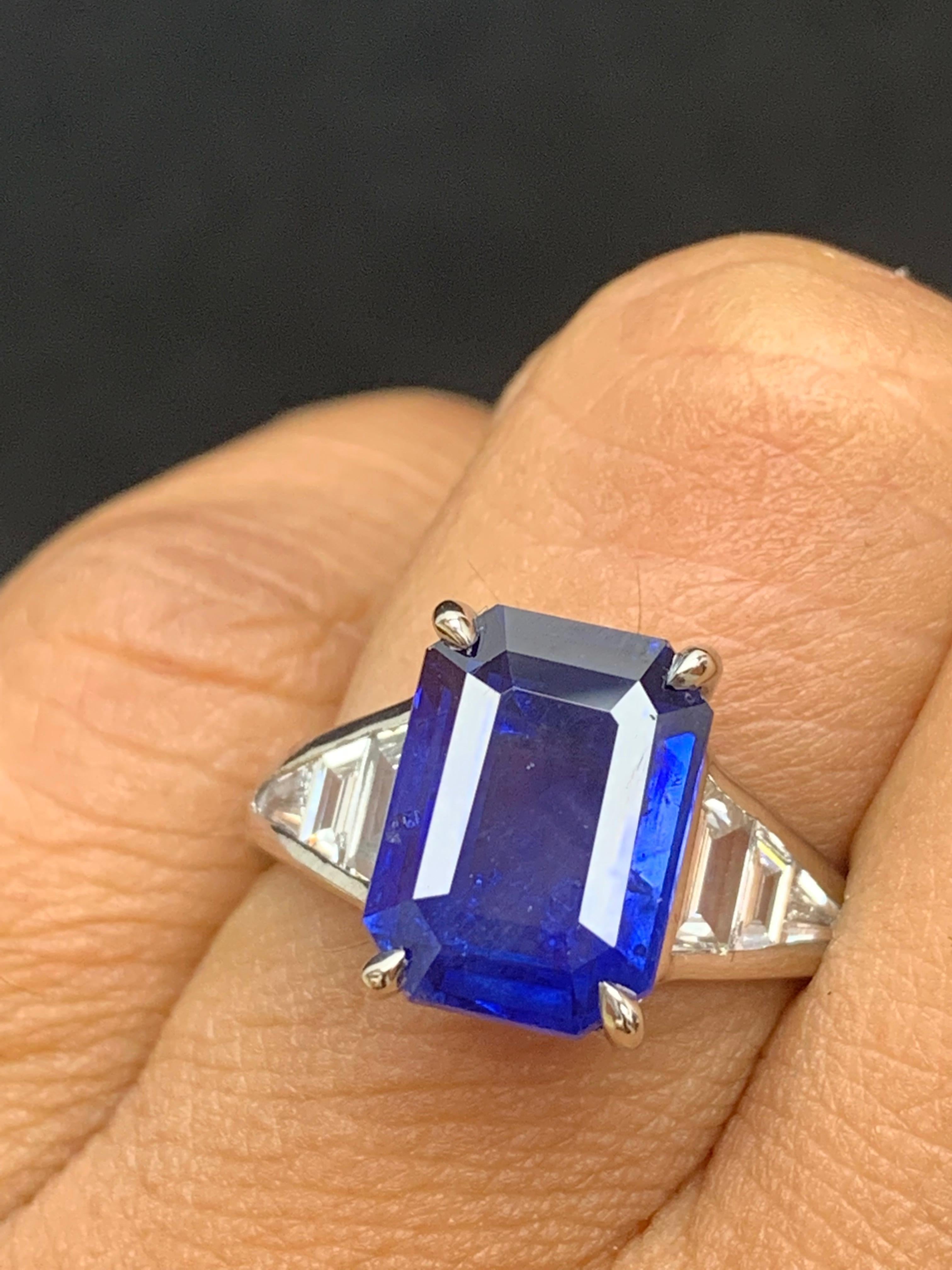 Verlobungsring aus Platin mit 5,11 Karat blauem Saphir im Smaragdschliff und Diamanten im Angebot 8