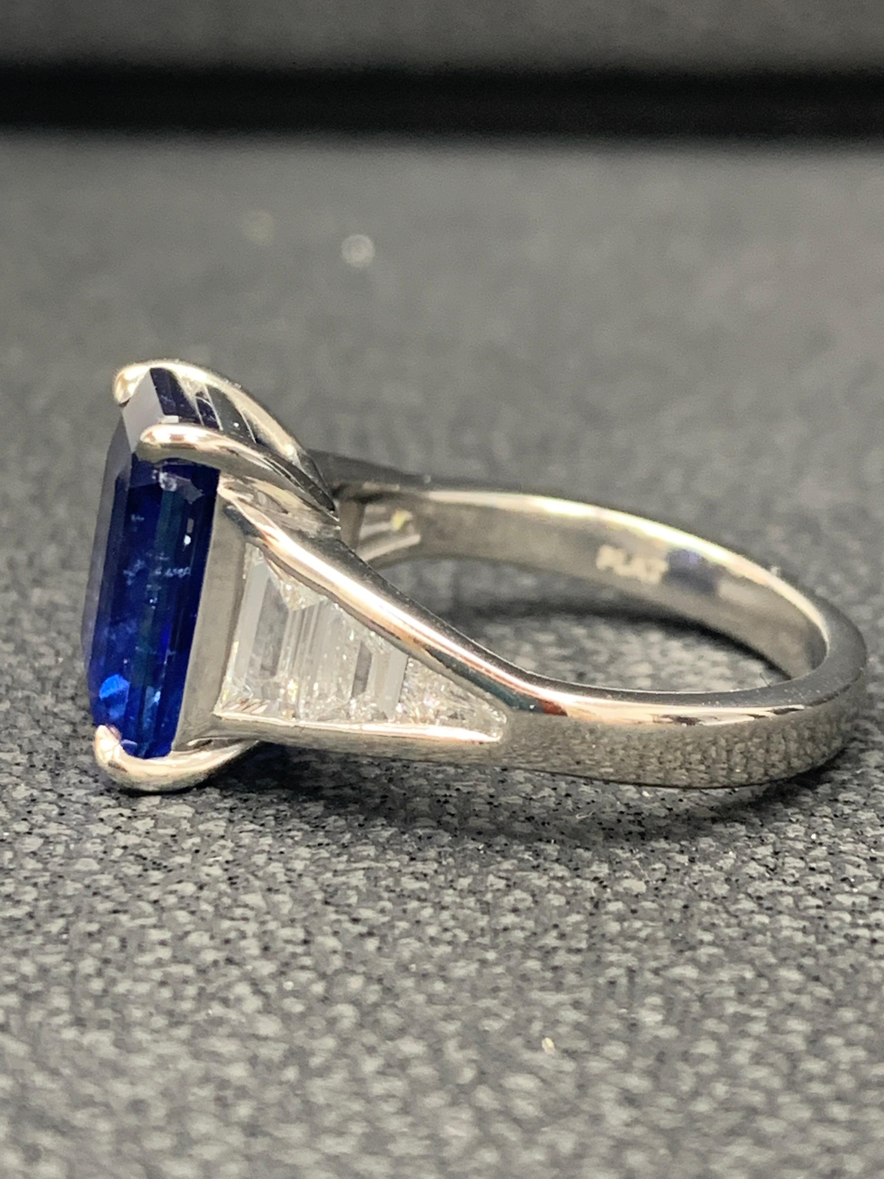 Verlobungsring aus Platin mit 5,11 Karat blauem Saphir im Smaragdschliff und Diamanten im Angebot 10