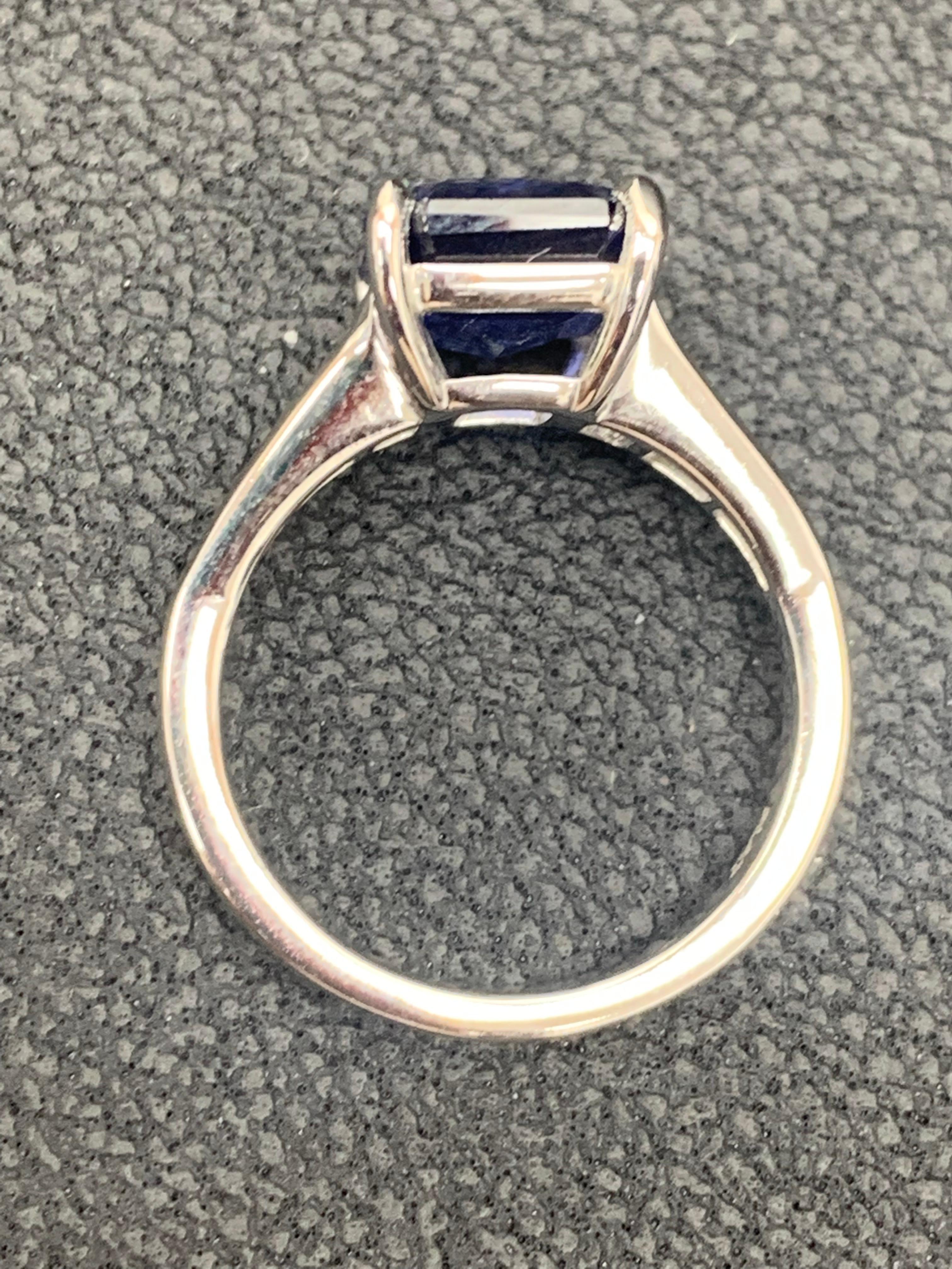 Verlobungsring aus Platin mit 5,11 Karat blauem Saphir im Smaragdschliff und Diamanten im Angebot 13