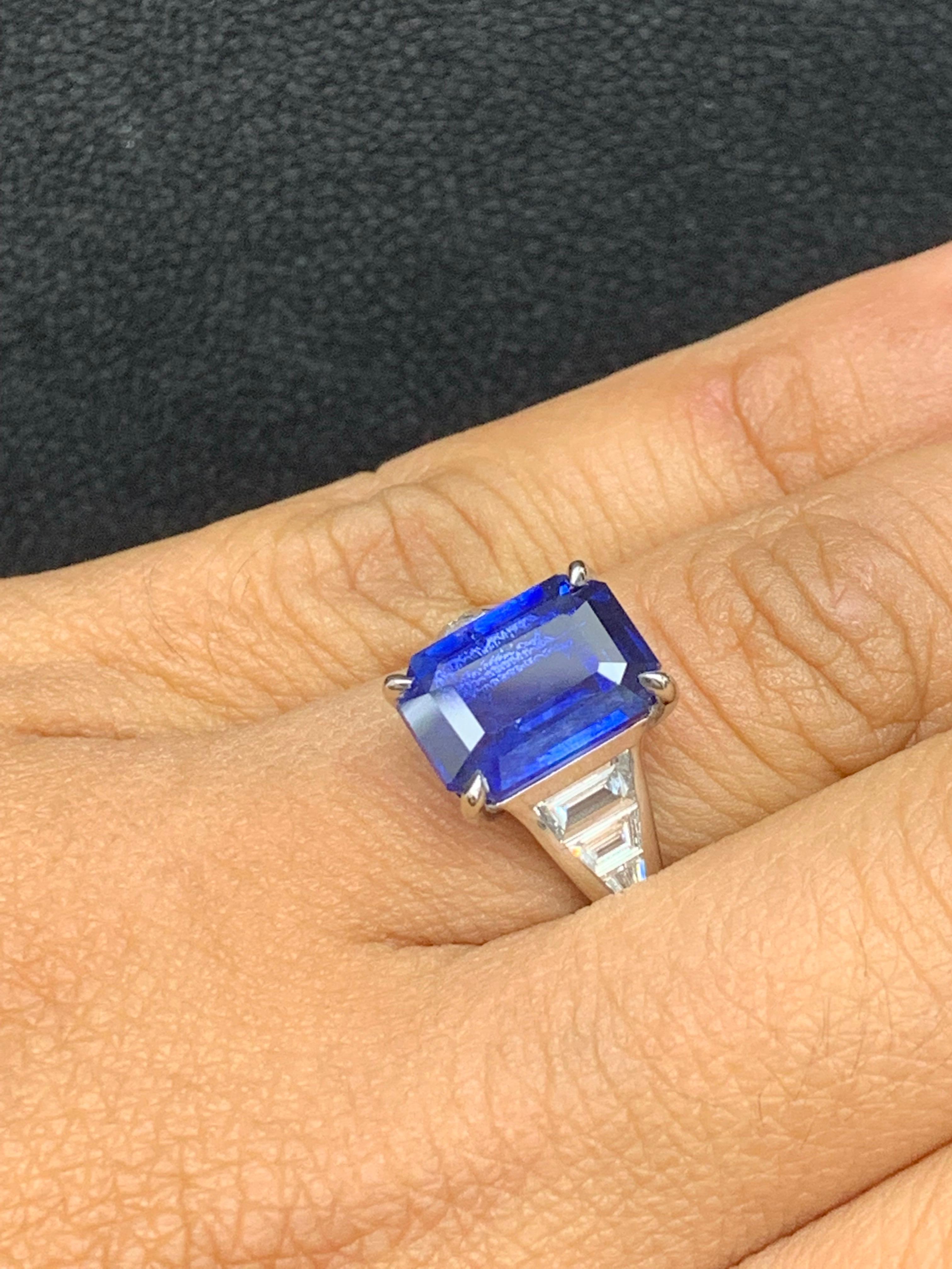 Verlobungsring aus Platin mit 5,11 Karat blauem Saphir im Smaragdschliff und Diamanten im Zustand „Neu“ im Angebot in NEW YORK, NY
