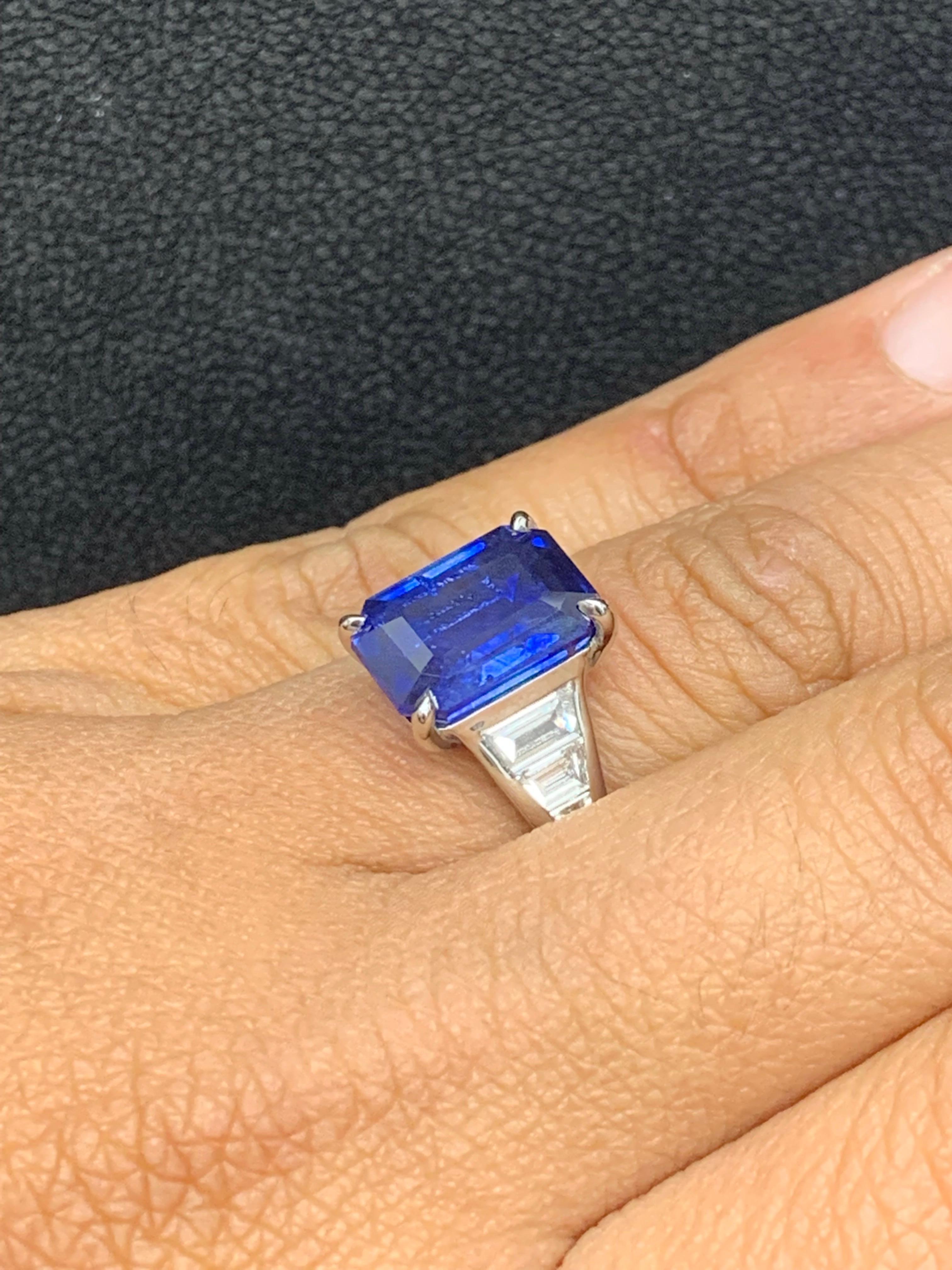 Verlobungsring aus Platin mit 5,11 Karat blauem Saphir im Smaragdschliff und Diamanten Damen im Angebot