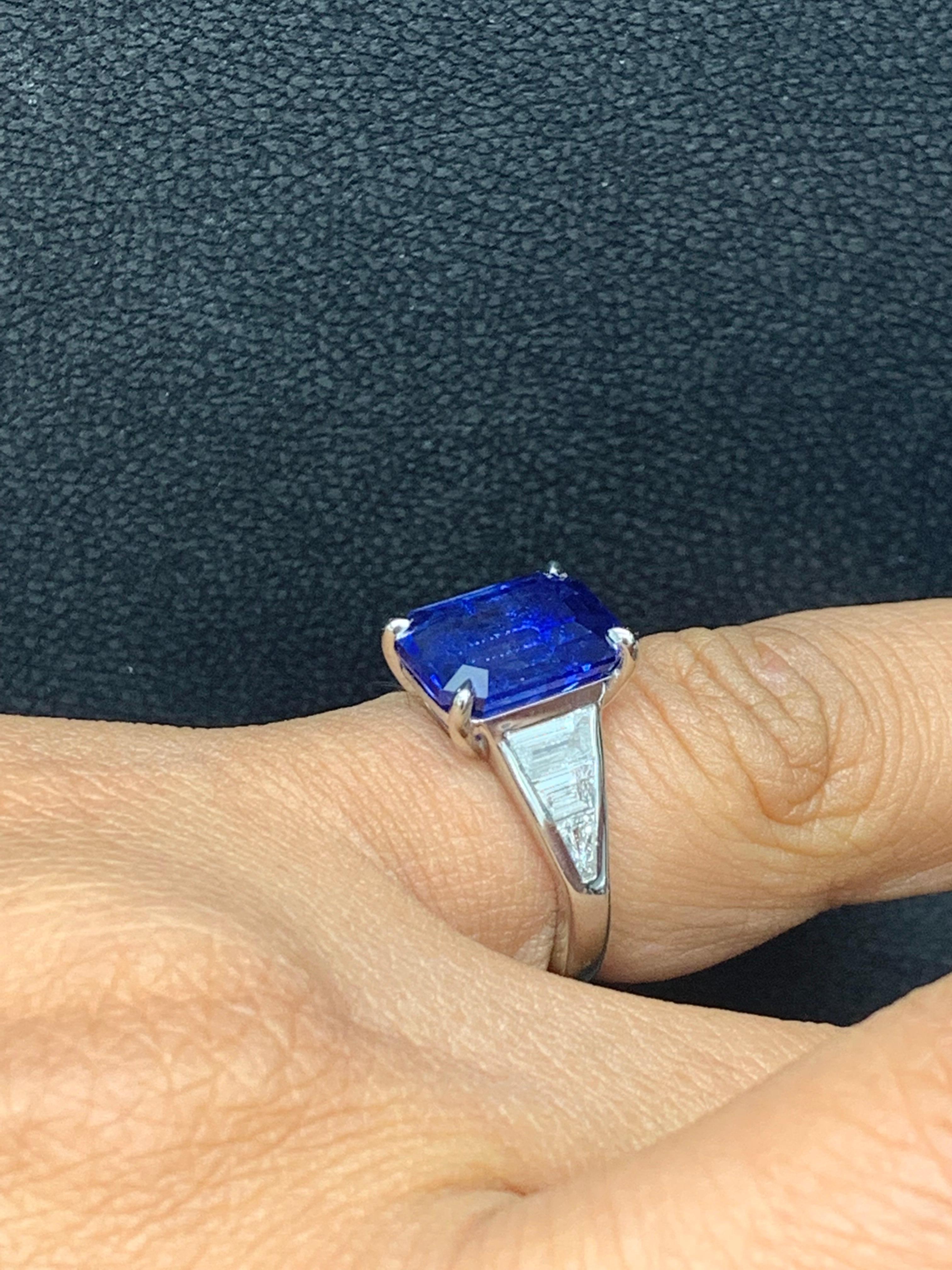 Verlobungsring aus Platin mit 5,11 Karat blauem Saphir im Smaragdschliff und Diamanten im Angebot 2