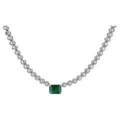 Choker fantaisie en or blanc 14 carats avec émeraude taille émeraude et diamants ronds de 5,11 ctw