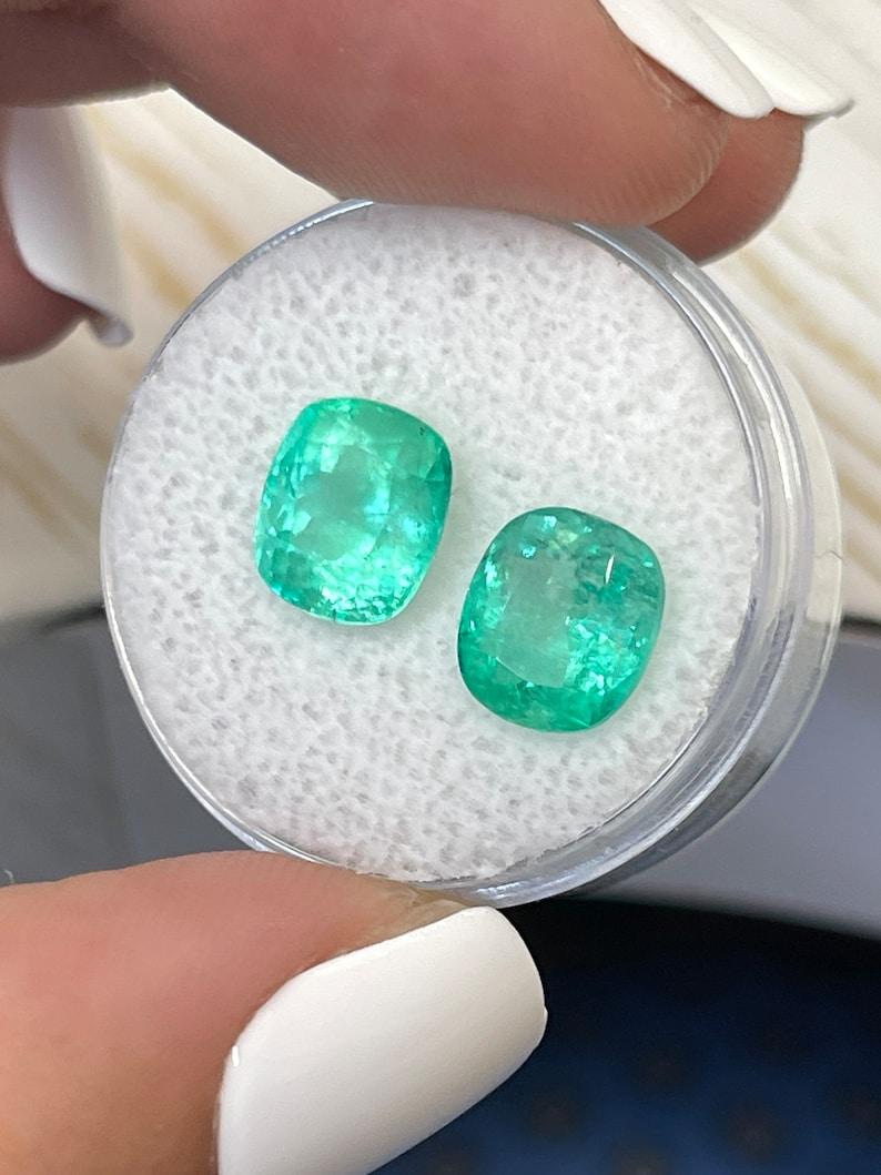A. Stone: Smeraldo
Peso totale: 5,11-tcw
Forma: Taglio a cuscino
Chiarezza: Trasparente
Lucentezza: Molto buono
Colore: Greene & Greene bluastro
Misure: 8,72mm x 7,74mm x 5,33mm // 8,87mm x 7,79mm x 5,95mm
Origine geografica: Colombia
Trattamento: