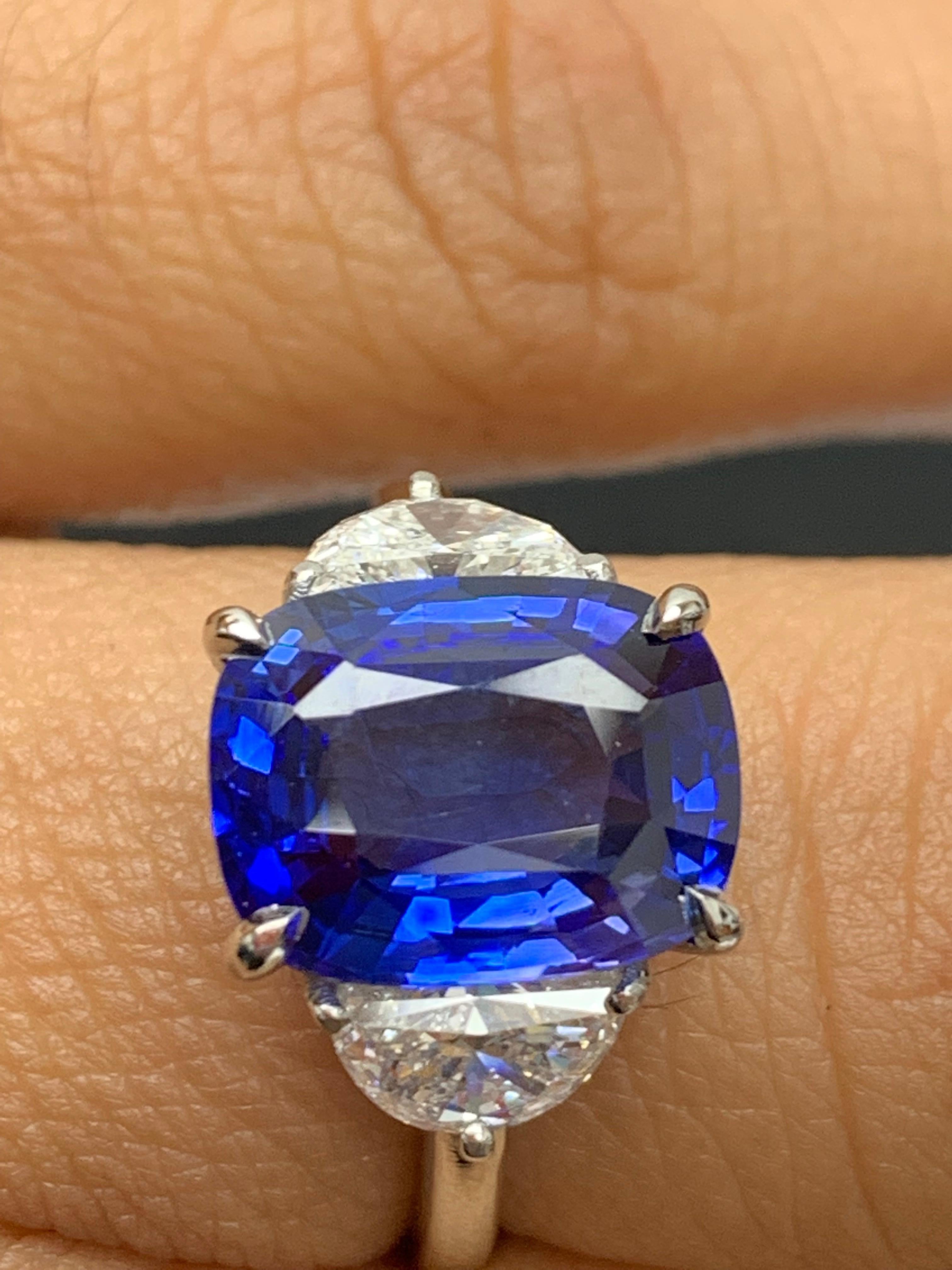 Bague de fiançailles à trois pierres en platine avec saphir bleu coussin de 5,12 carats et diamants en vente 4