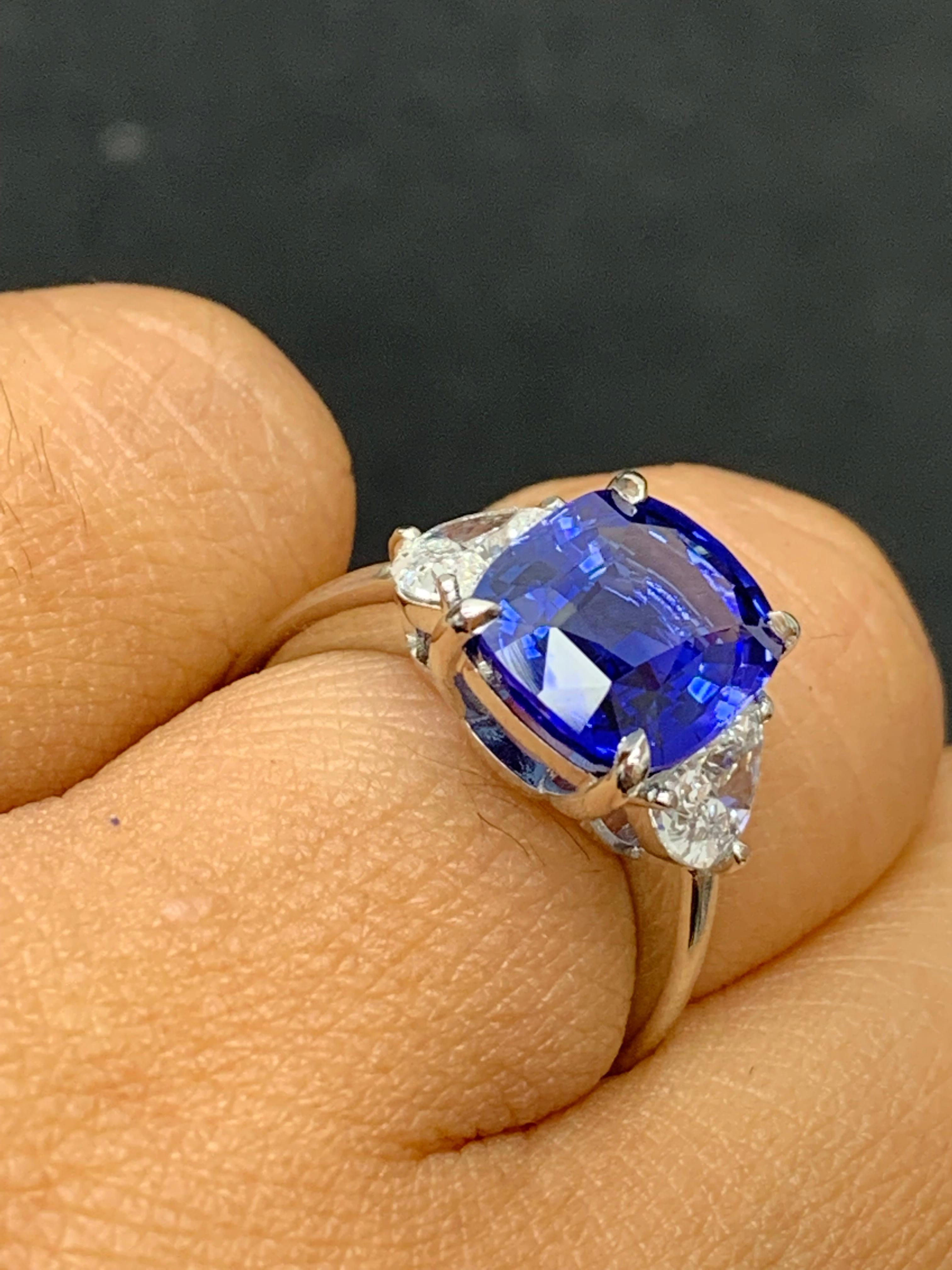 Bague de fiançailles à trois pierres en platine avec saphir bleu coussin de 5,12 carats et diamants en vente 5
