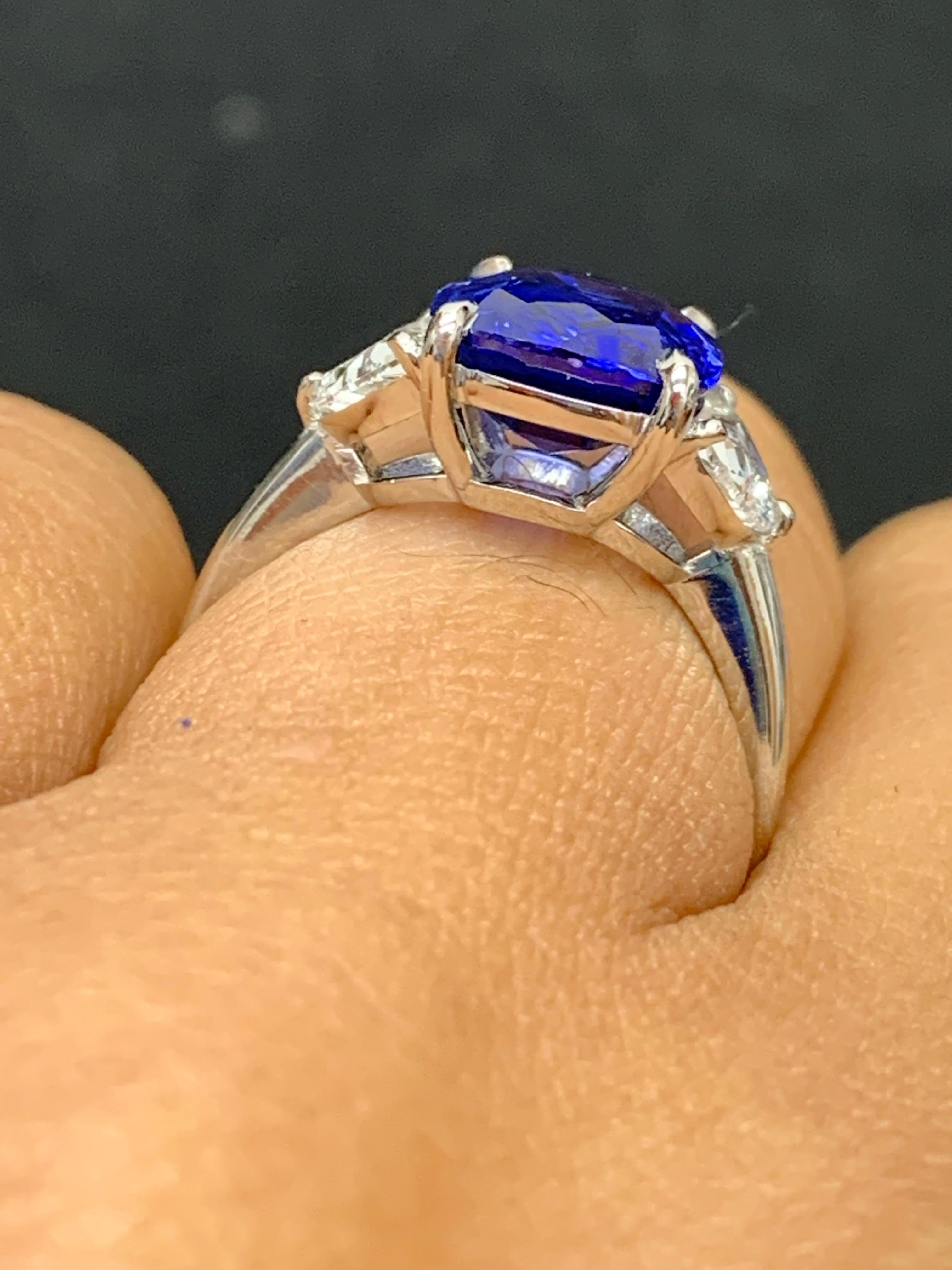 Bague de fiançailles à trois pierres en platine avec saphir bleu coussin de 5,12 carats et diamants en vente 6