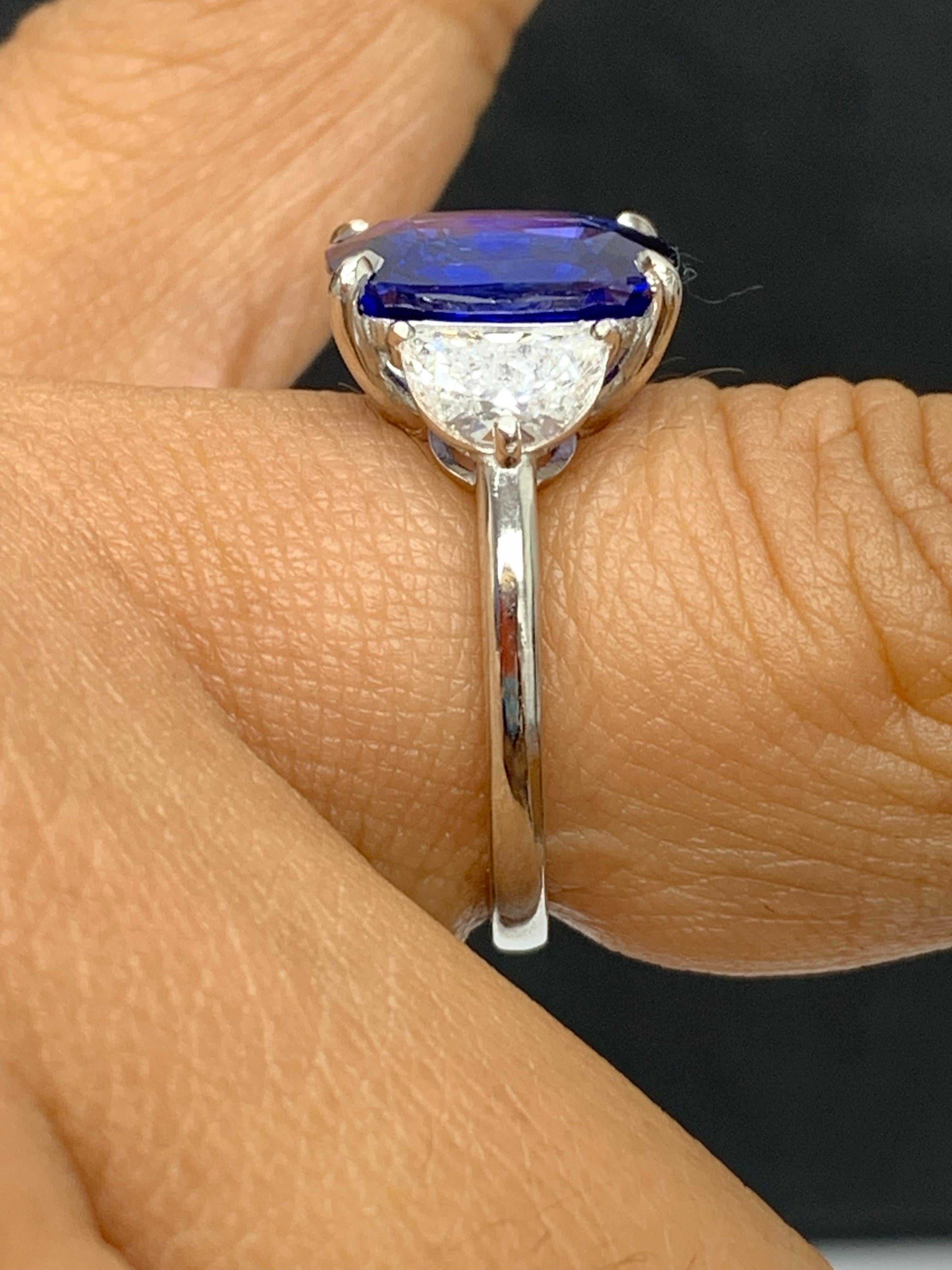Bague de fiançailles à trois pierres en platine avec saphir bleu coussin de 5,12 carats et diamants en vente 7