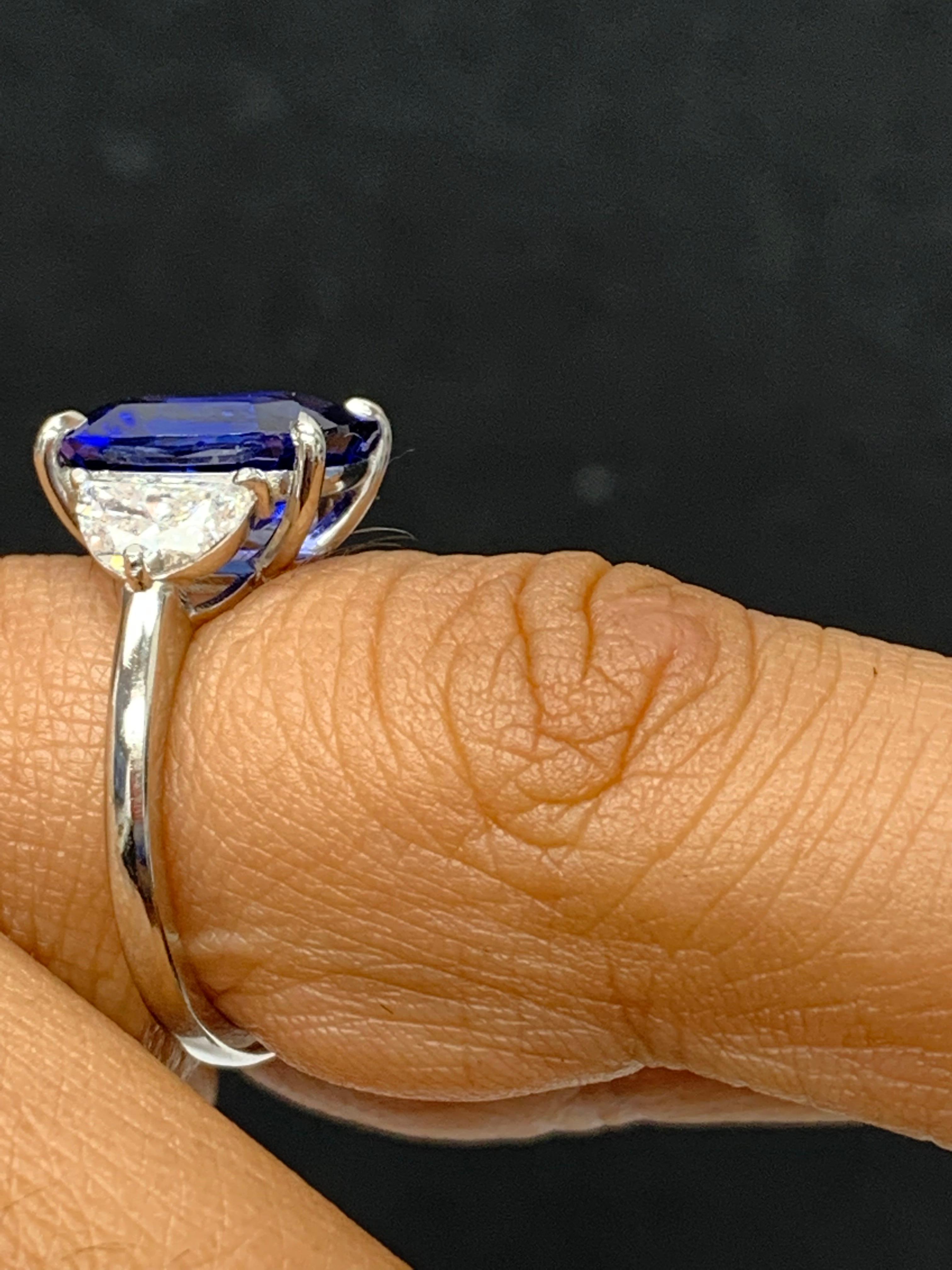 Bague de fiançailles à trois pierres en platine avec saphir bleu coussin de 5,12 carats et diamants en vente 8