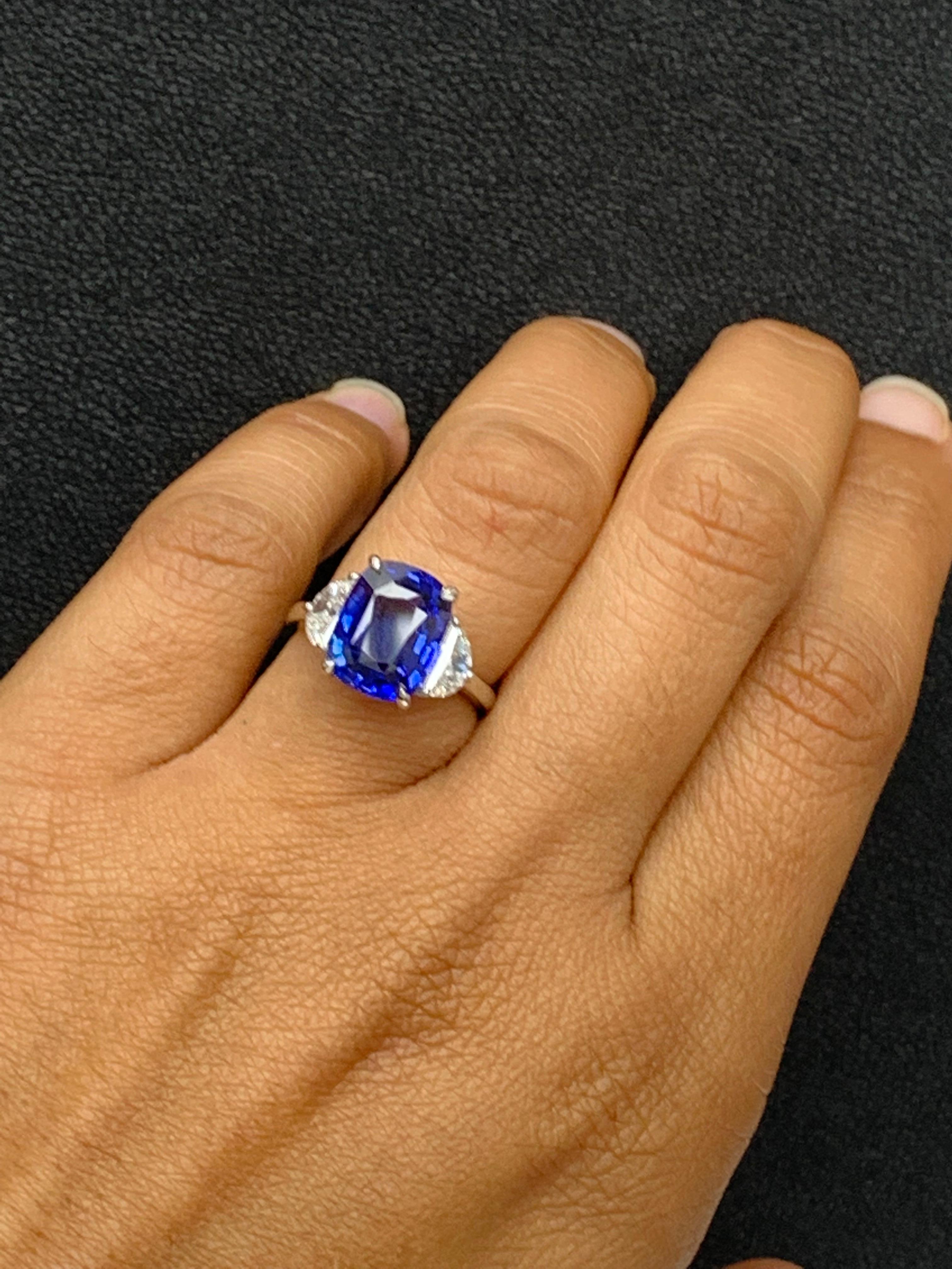 Bague de fiançailles à trois pierres en platine avec saphir bleu coussin de 5,12 carats et diamants en vente 10