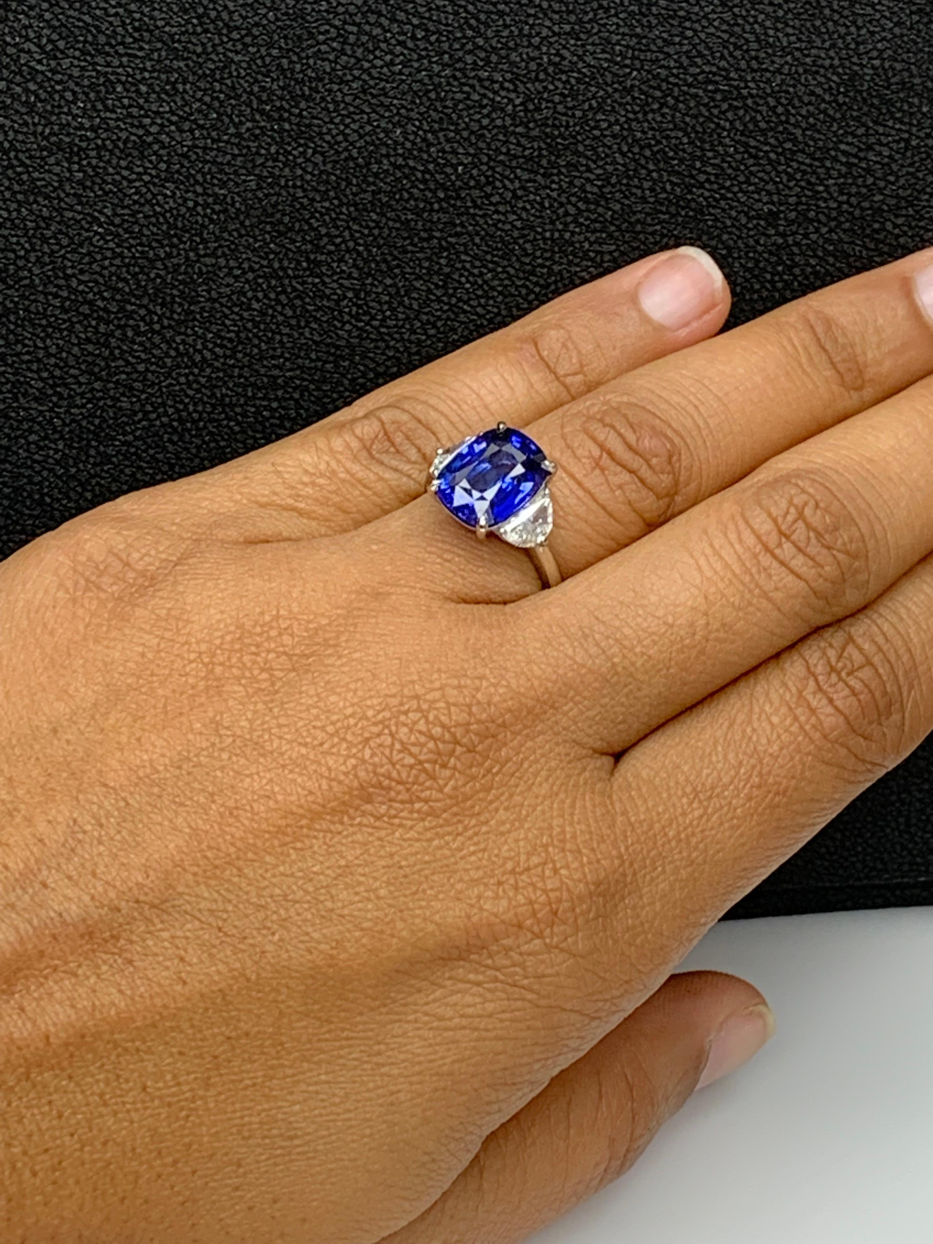 Bague de fiançailles à trois pierres en platine avec saphir bleu coussin de 5,12 carats et diamants en vente 11