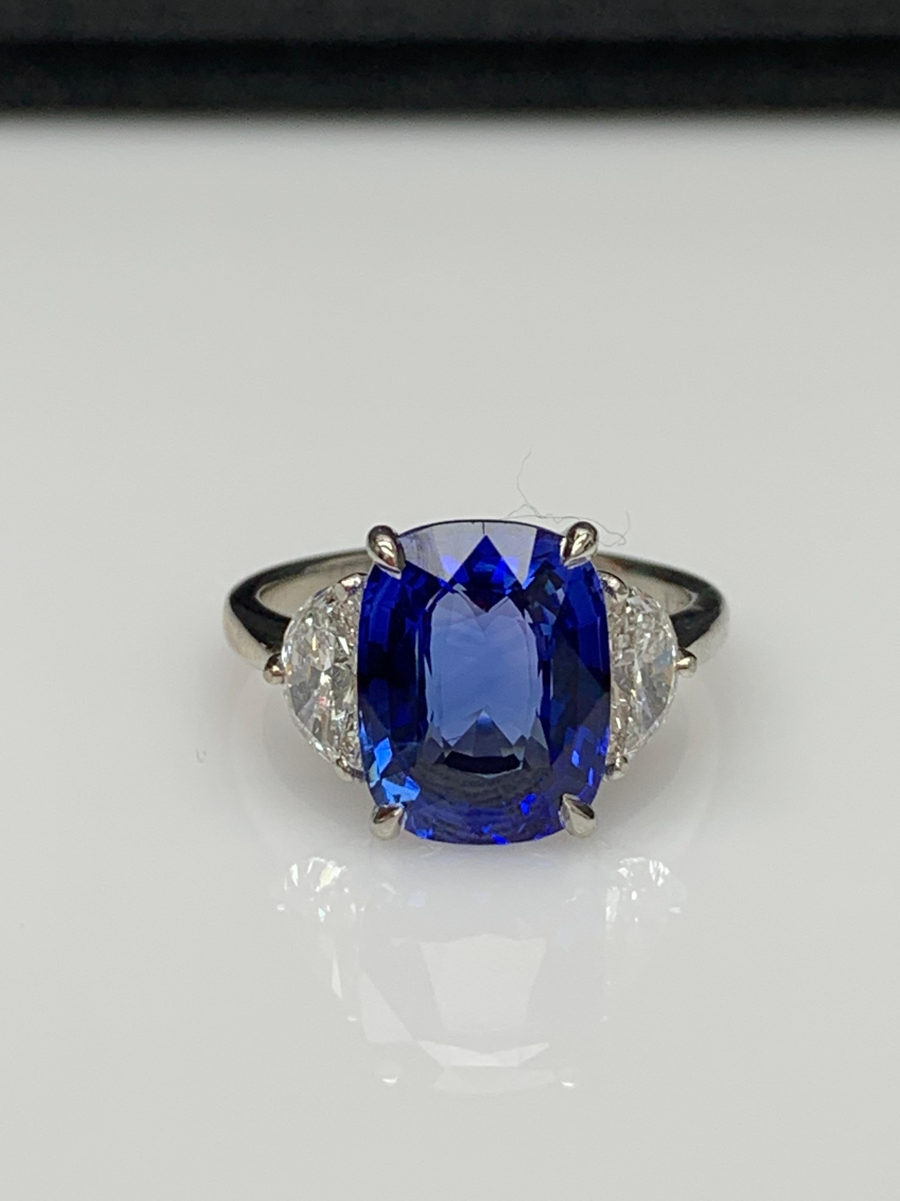 Moderne Bague de fiançailles à trois pierres en platine avec saphir bleu coussin de 5,12 carats et diamants en vente