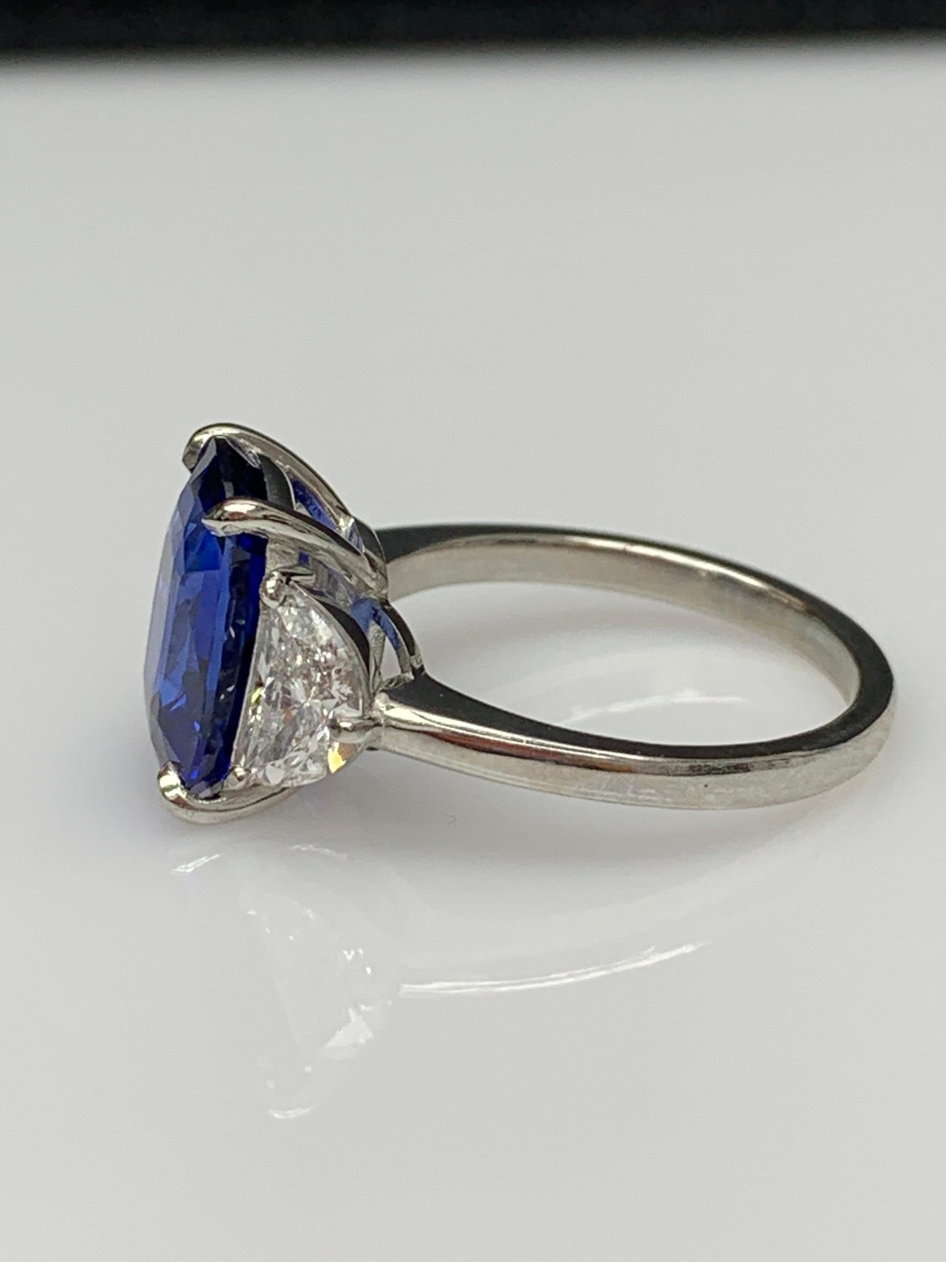 Taille coussin Bague de fiançailles à trois pierres en platine avec saphir bleu coussin de 5,12 carats et diamants en vente