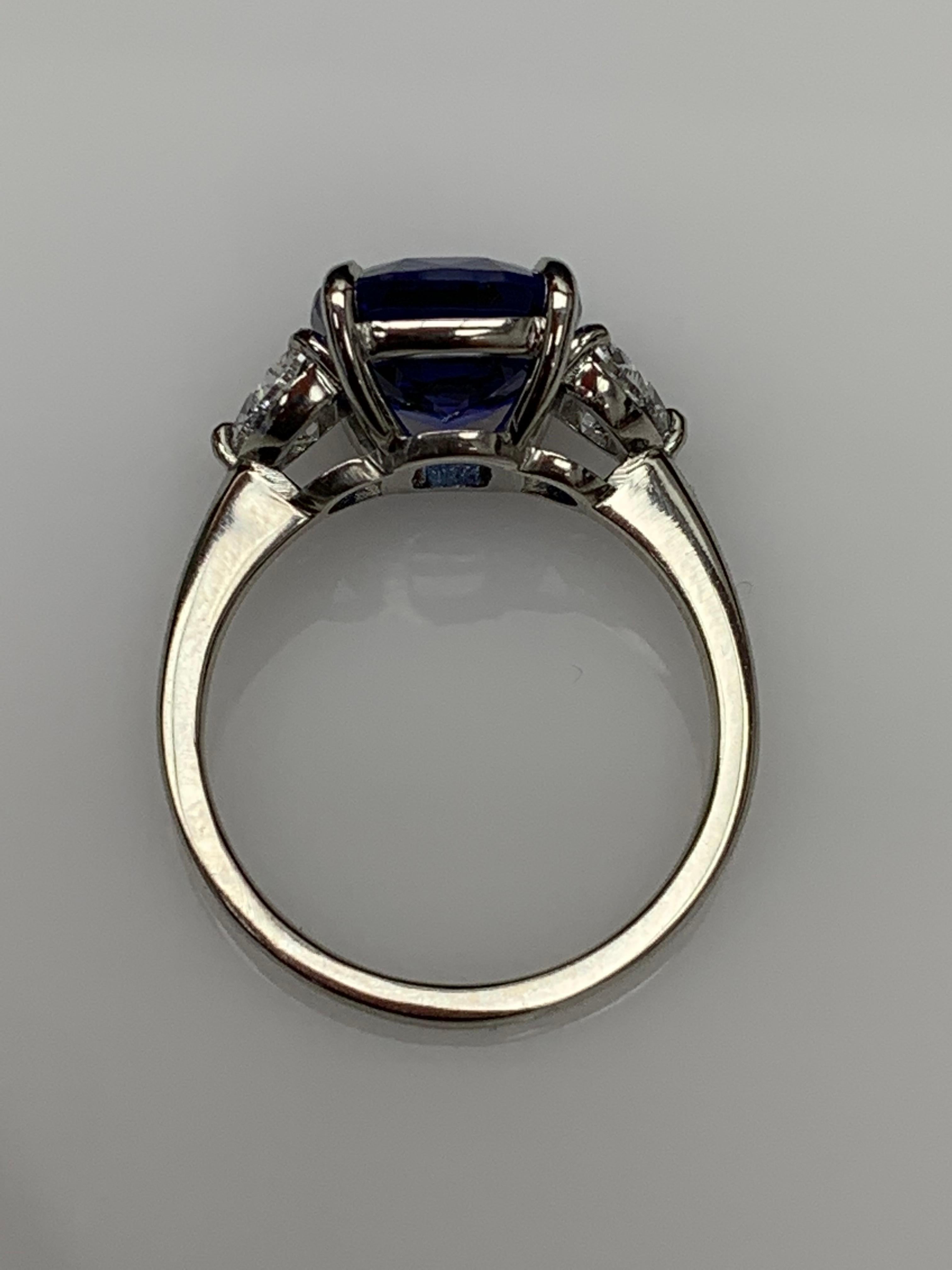 Bague de fiançailles à trois pierres en platine avec saphir bleu coussin de 5,12 carats et diamants Pour femmes en vente