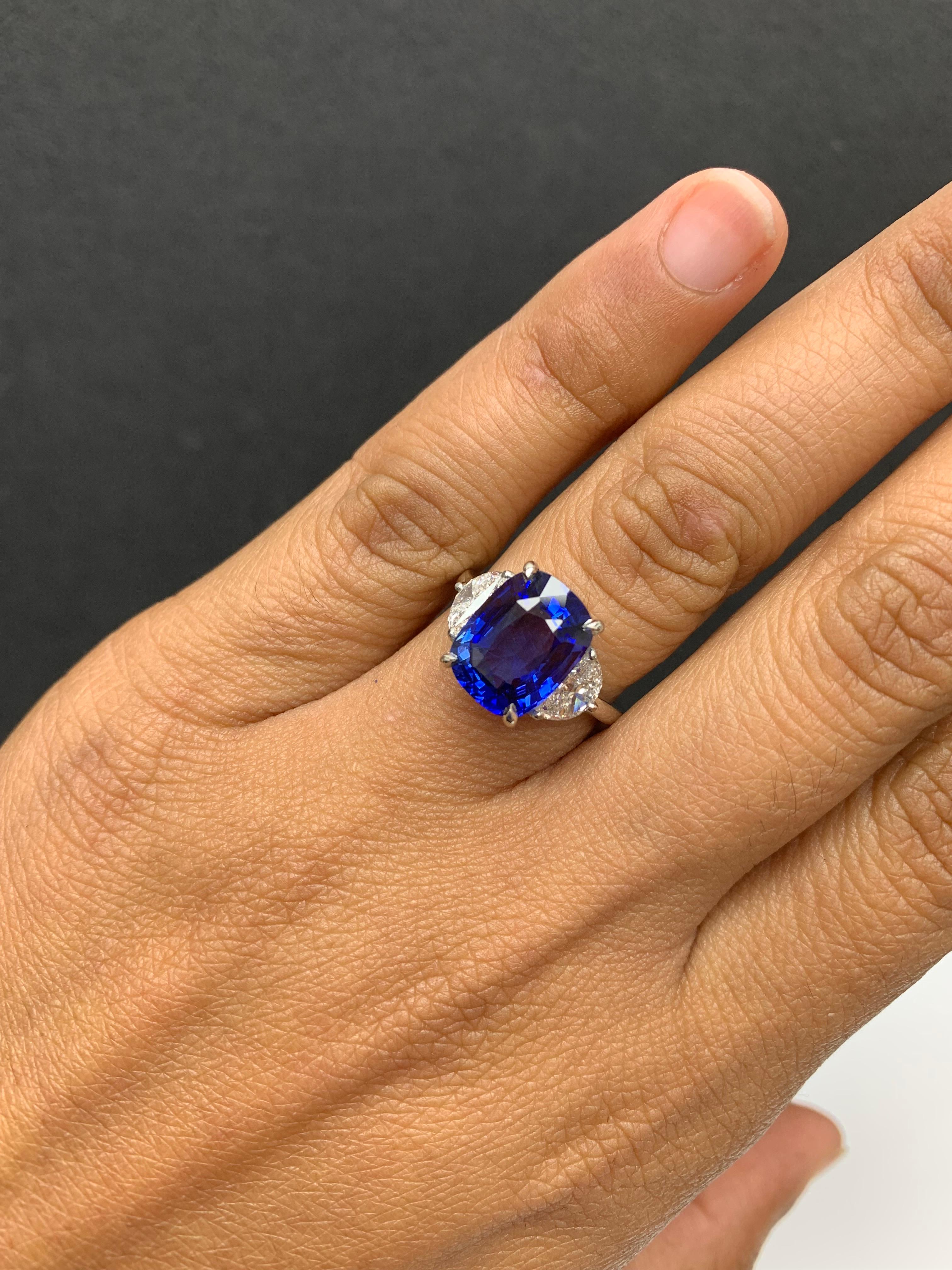 Bague de fiançailles à trois pierres en platine avec saphir bleu coussin de 5,12 carats et diamants en vente 1