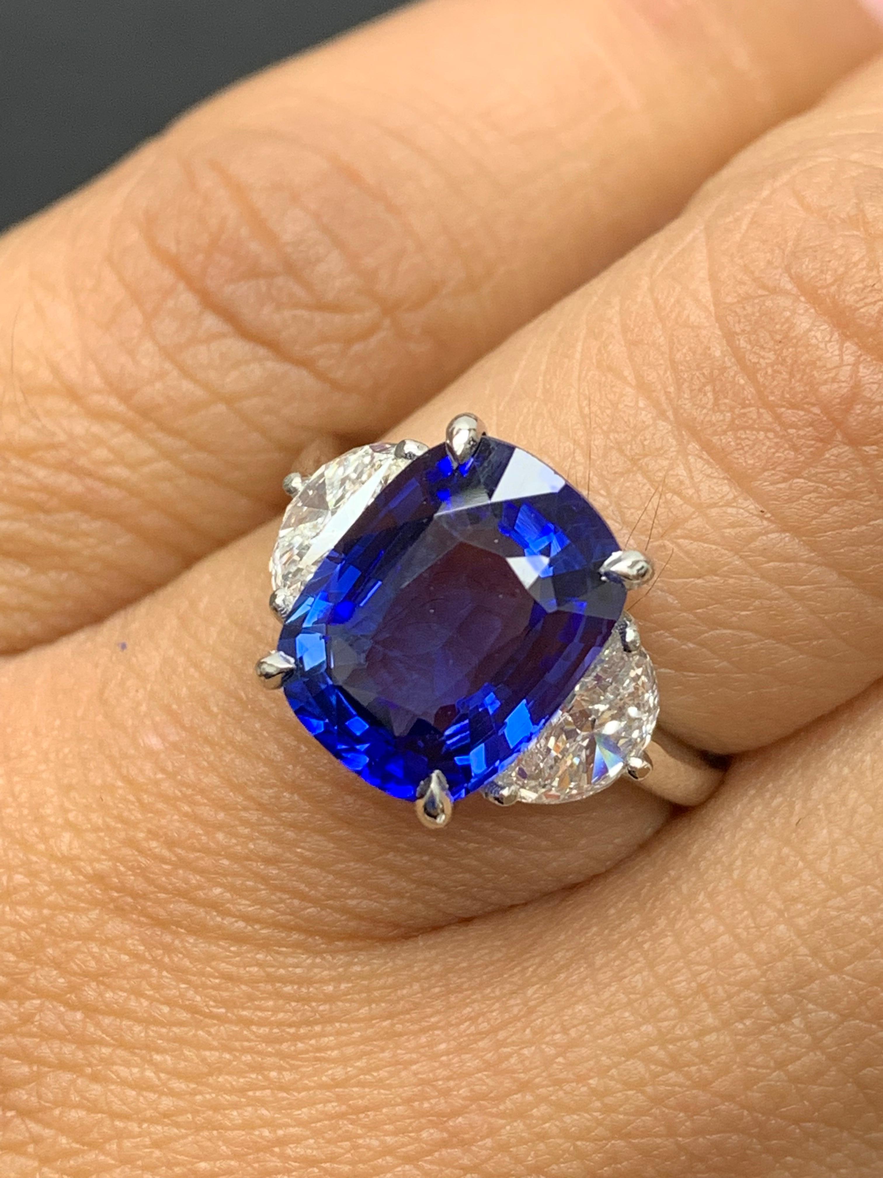 Bague de fiançailles à trois pierres en platine avec saphir bleu coussin de 5,12 carats et diamants en vente 2