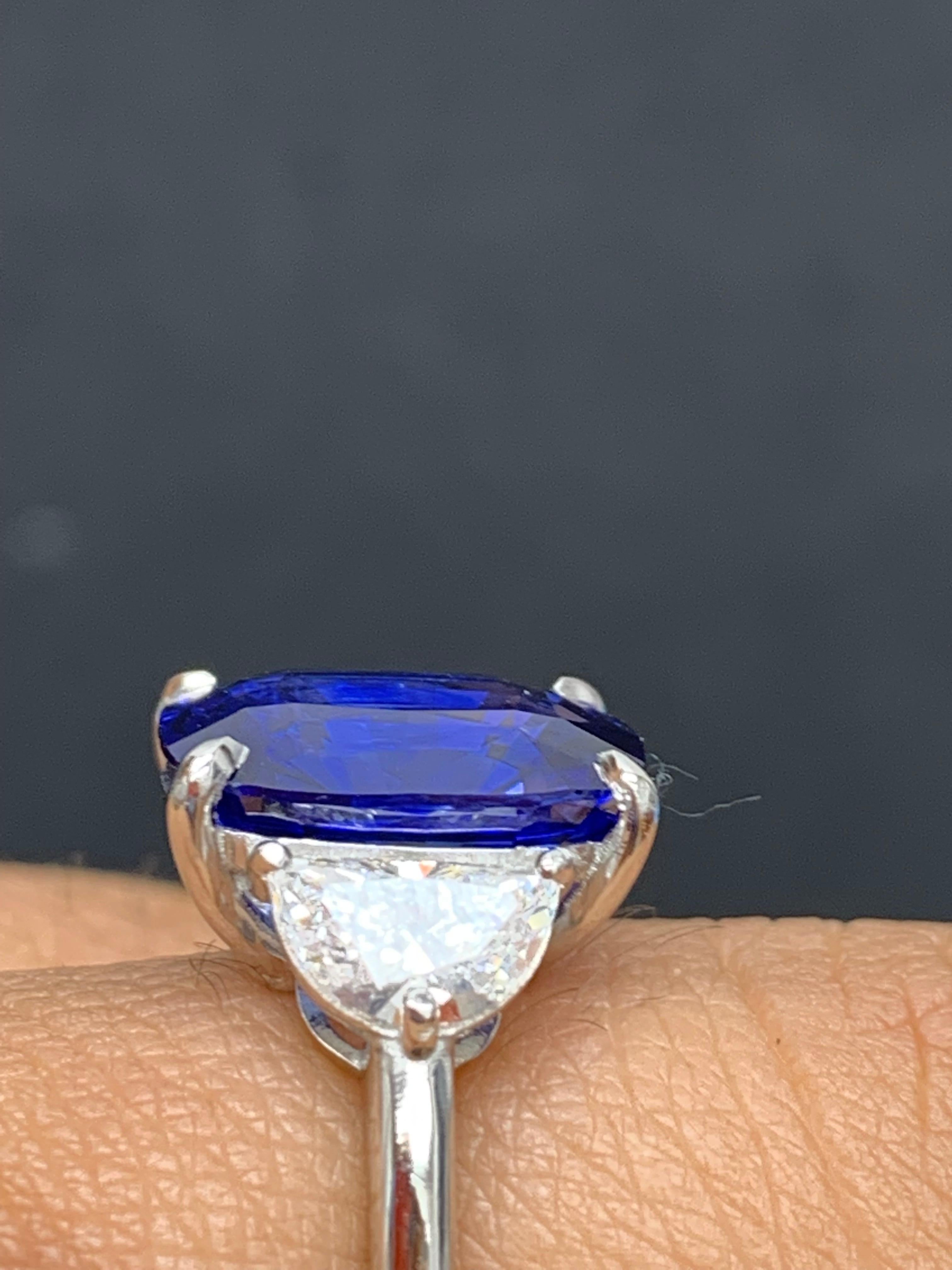 Bague de fiançailles à trois pierres en platine avec saphir bleu coussin de 5,12 carats et diamants en vente 3