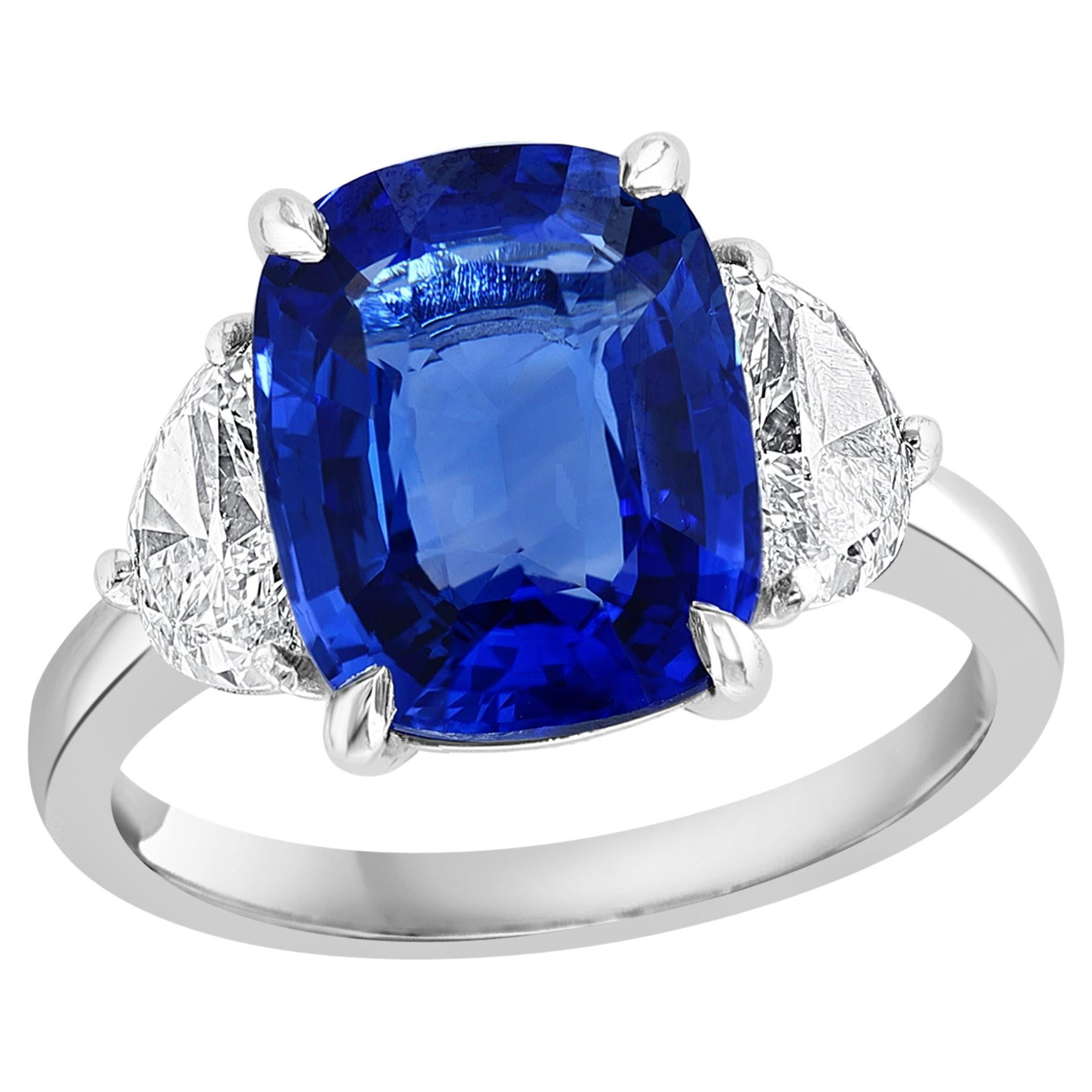 Bague de fiançailles à trois pierres en platine avec saphir bleu coussin de 5,12 carats et diamants