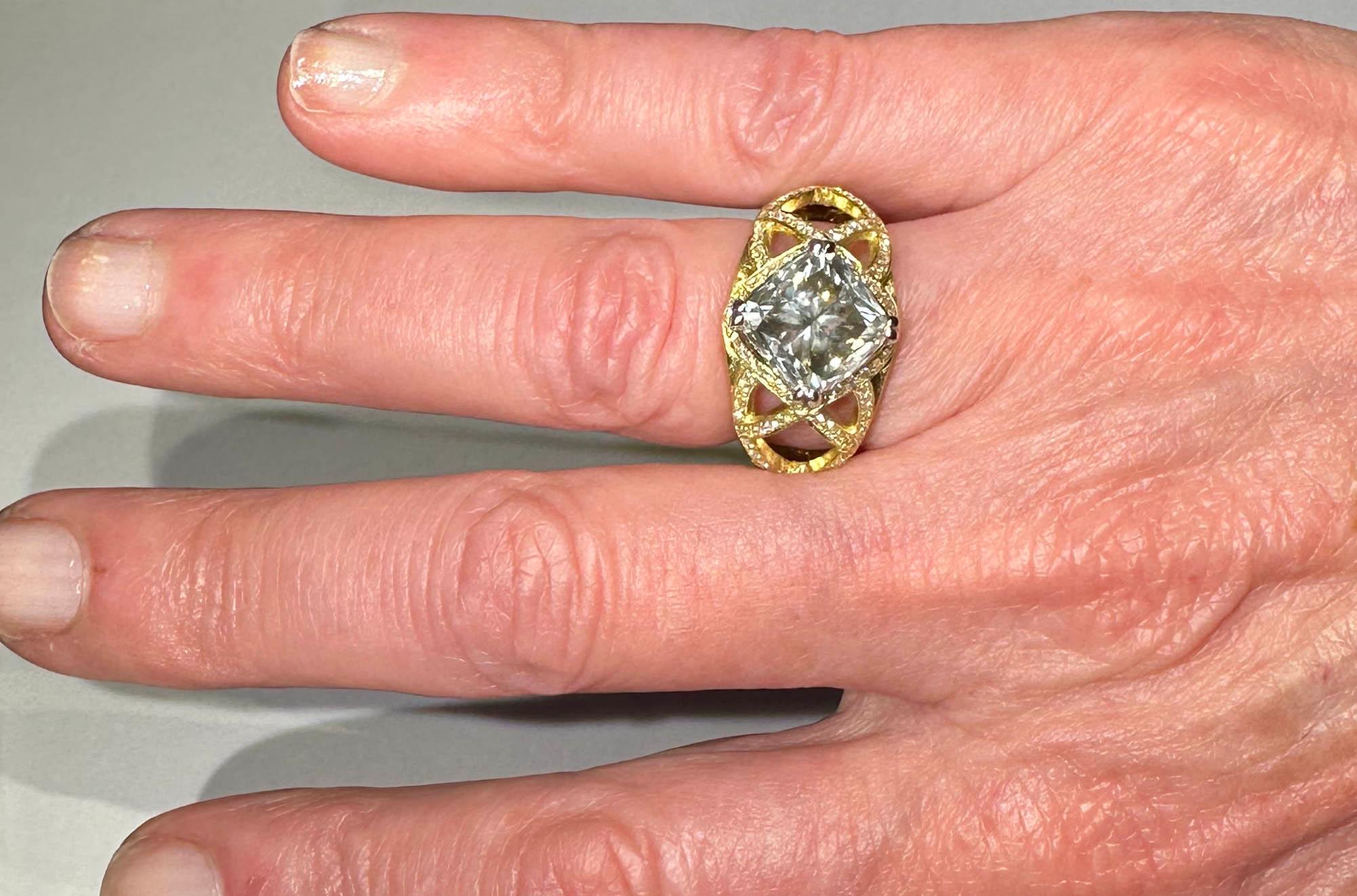 Ring mit 5,12 Karat Diamanten aus 18 Karat mattem, mattem Gelbgold im Zustand „Neu“ im Angebot in Seattle, WA