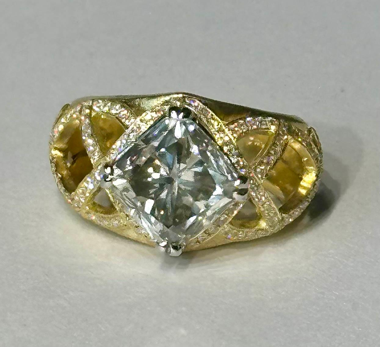 Bague en or jaune mat 18 carats sertie de diamants de 5,12 carats en vente 1