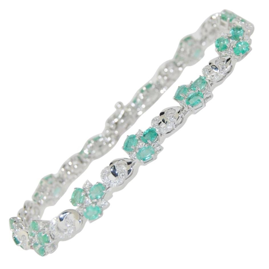 5.12 Carat Emerald and Diamond Link Bracelet, 14 Karat Gold For Sale