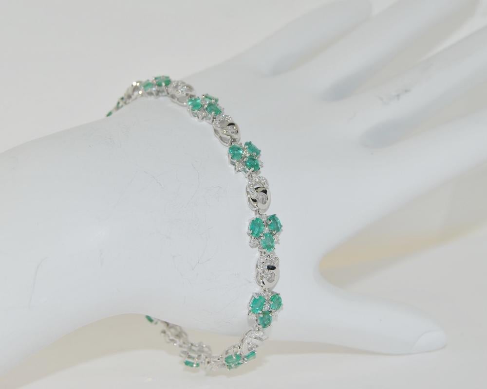 Contemporary 5.12 Carat Emerald and Diamond Link Bracelet, 14 Karat Gold For Sale