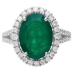 Bague cocktail en or blanc 10 carats avec émeraude de Zambie ovale de 5,12 carats et diamants 0,9 carat