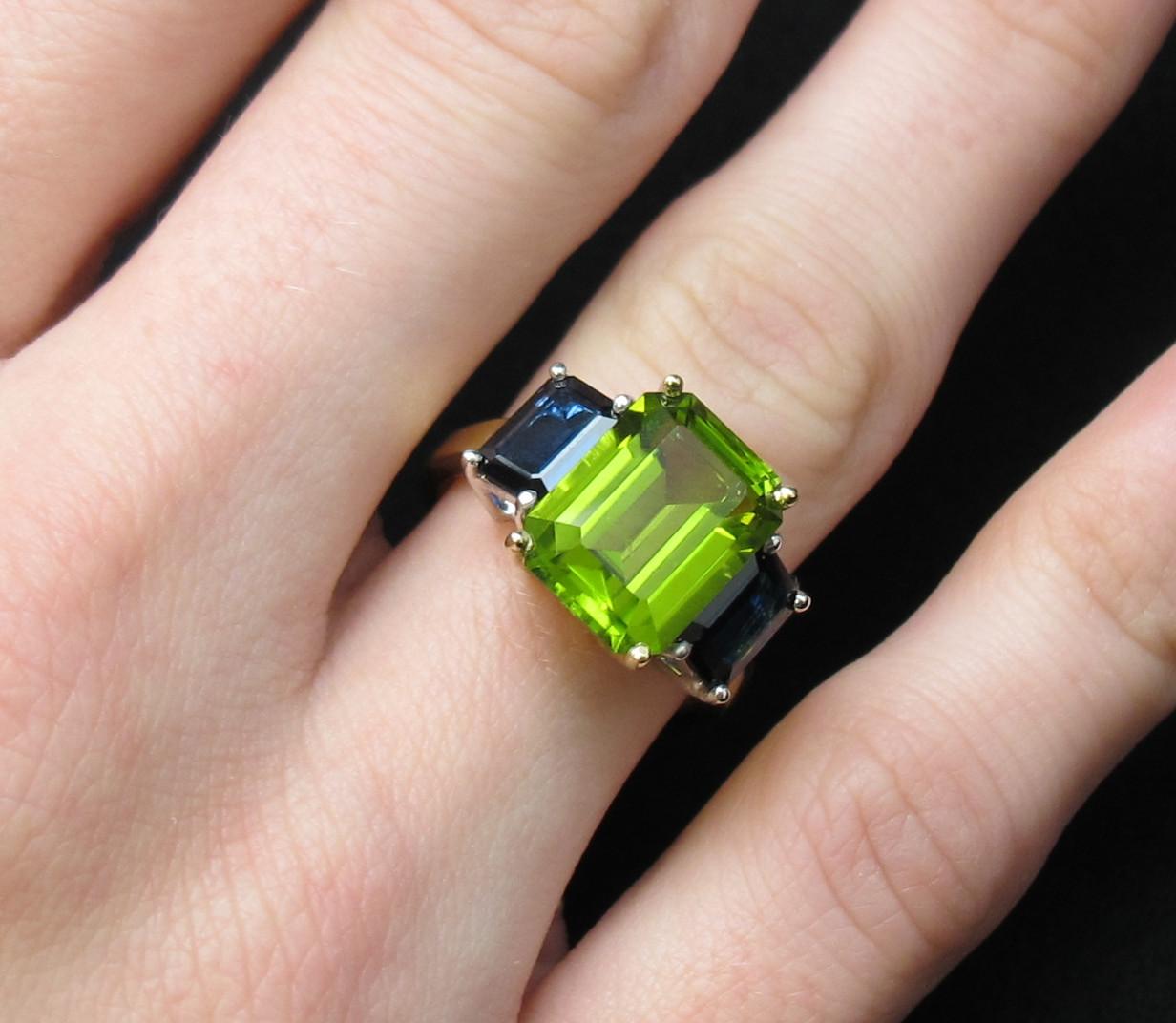 5 Carat Peridot and Blue Sapphire Three-Stone Ring in White and Yellow Gold  For Sale 1
