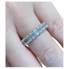 Bague d'éternité en platine 5 mm 6,25 carats de diamants taille émeraude de 5,12 carats au total