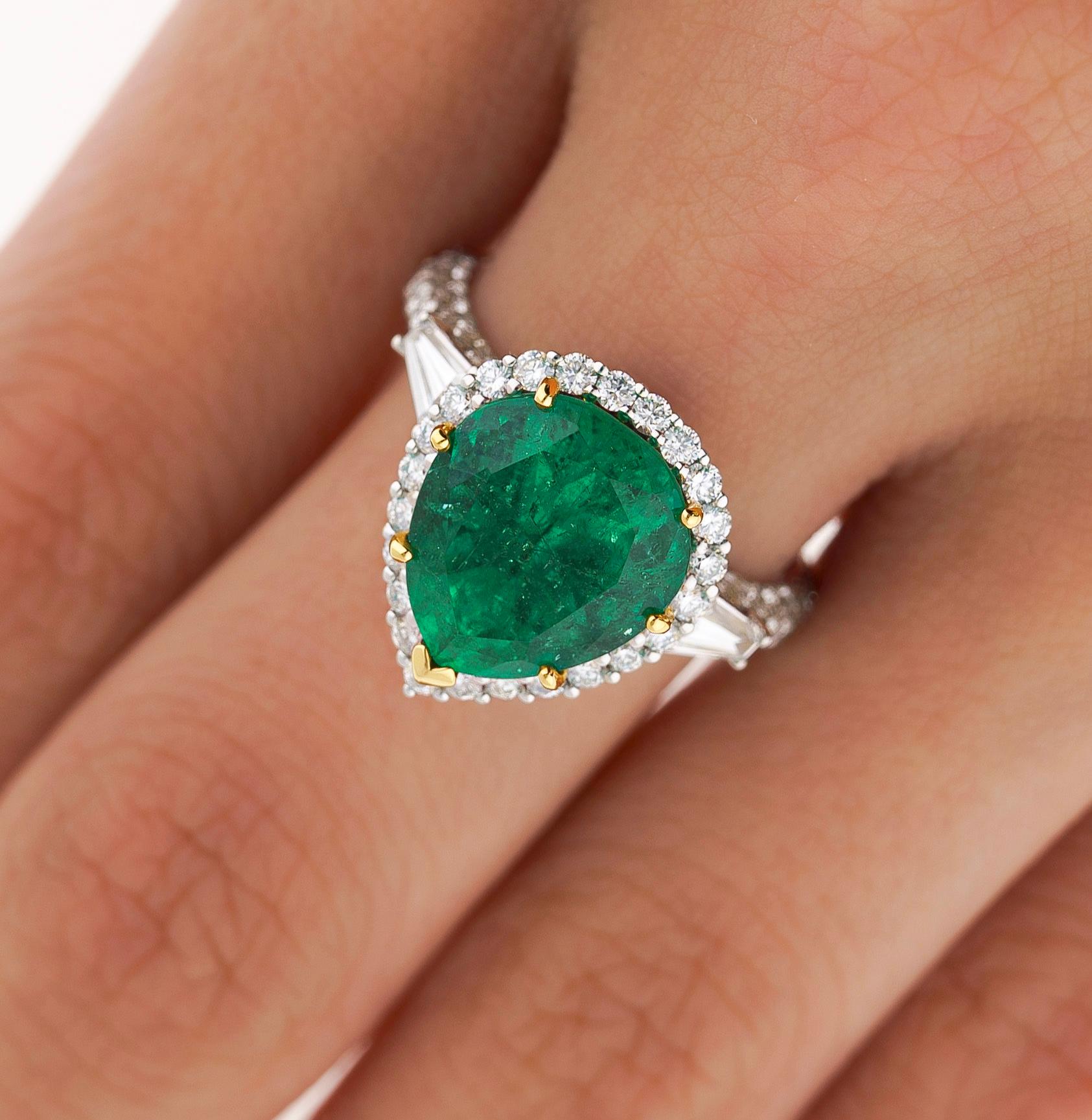 5.12 Carat Vivid Green Pear Cut Colombian Emerald and Diamond Ring in 18K Gold For Sale 7