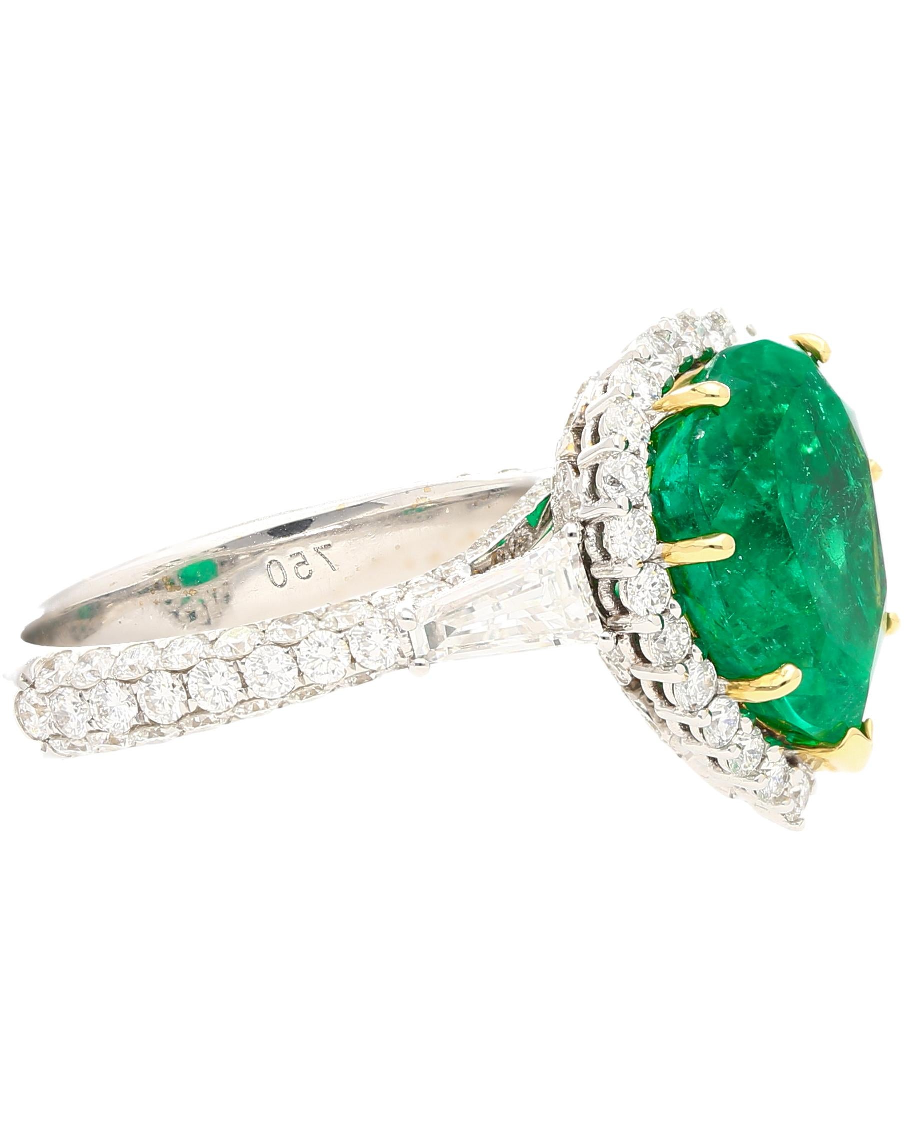 5.12 Carat Vivid Green Pear Cut Colombian Emerald and Diamond Ring in 18K Gold In New Condition For Sale In Miami, FL