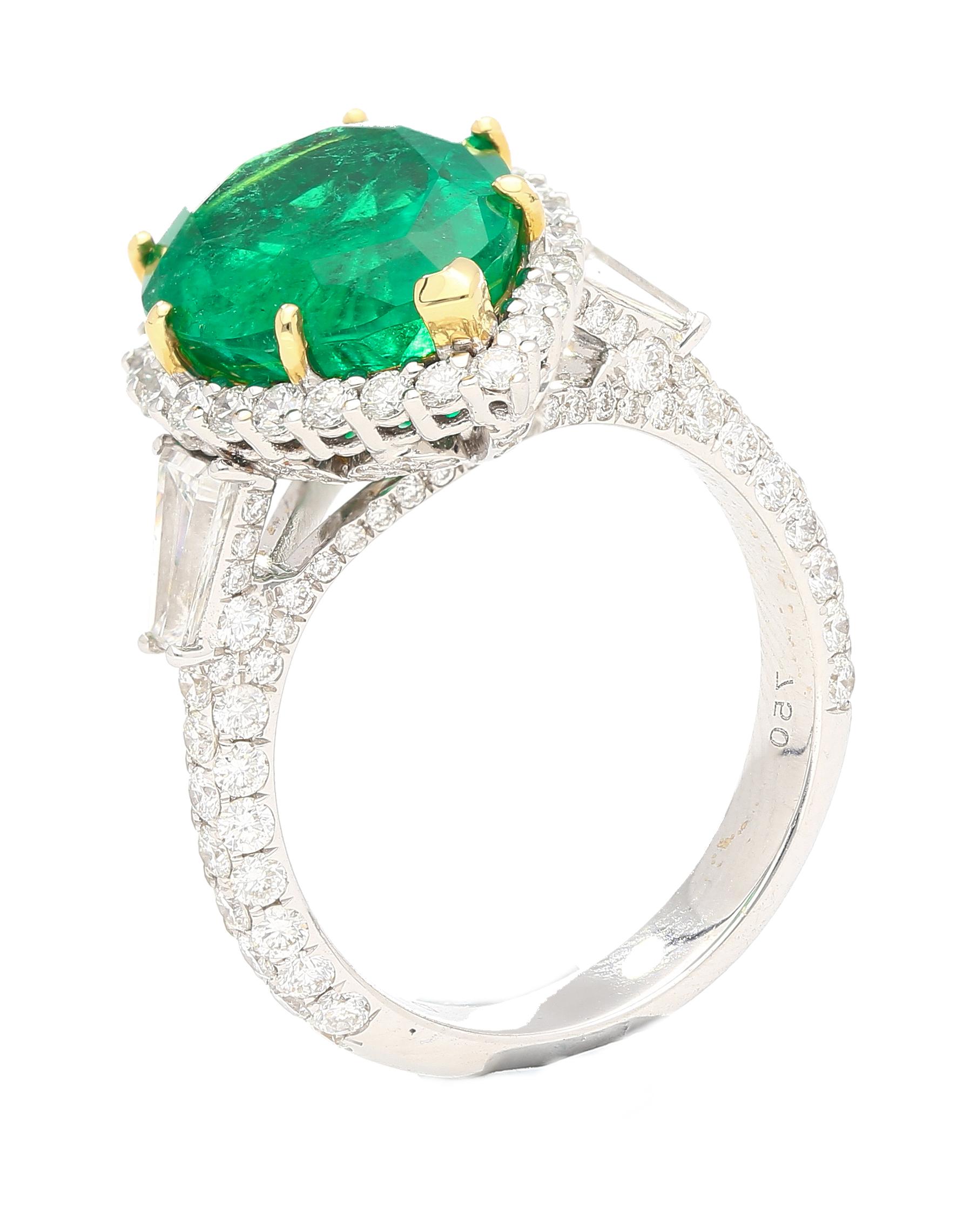 5.12 Carat Vivid Green Pear Cut Colombian Emerald and Diamond Ring in 18K Gold For Sale 2