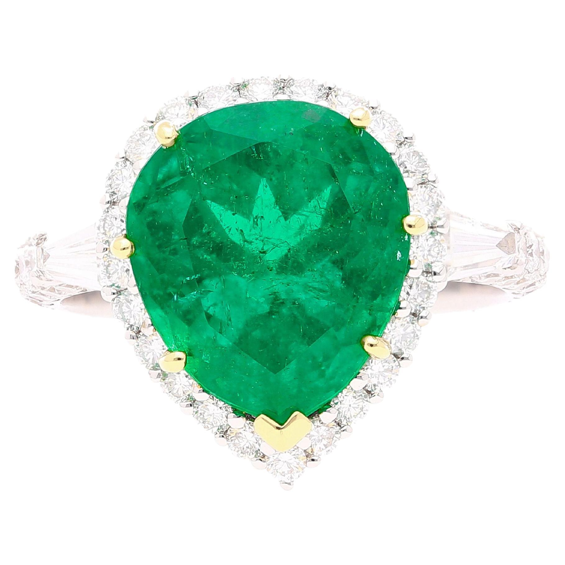 5.12 Carat Vivid Green Pear Cut Colombian Emerald and Diamond Ring in 18K Gold (Émeraude colombienne vert vif taillée en poire et diamant en or 18K)